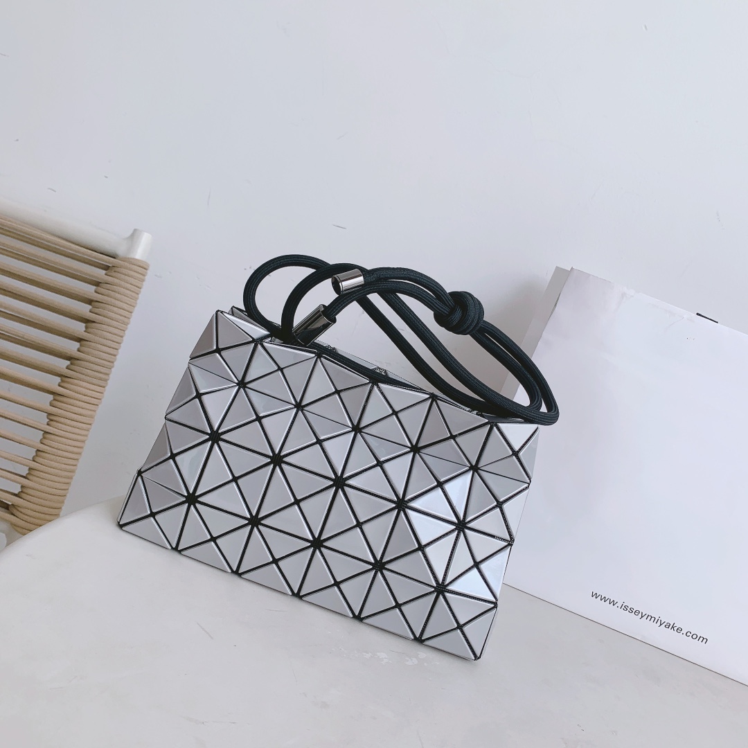 Issey Miyake Loop Tofu Bag Adjustable Crossbody Shoulder Bag - Silver 4 i1658390185 3203 1