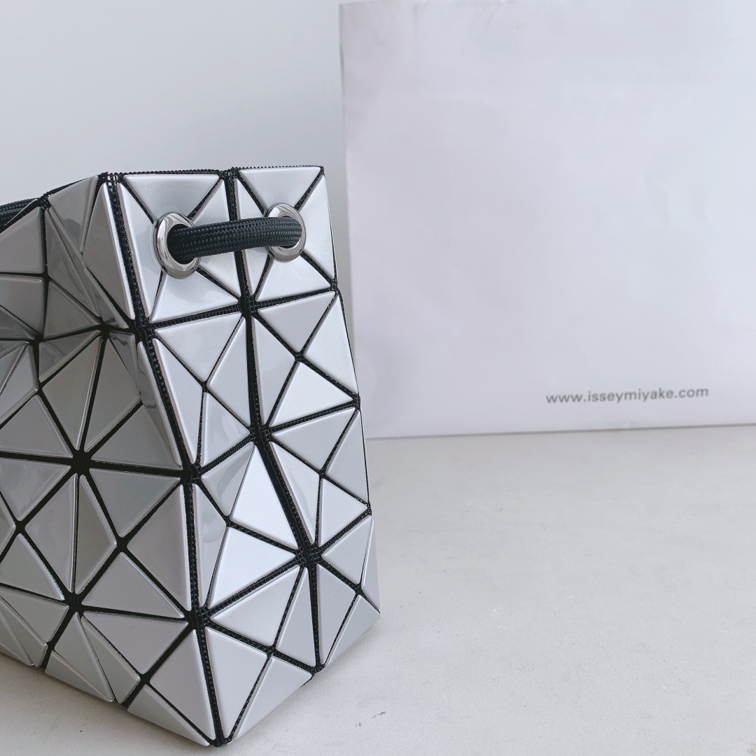 Issey Miyake Loop Tofu Bag Adjustable Crossbody Shoulder Bag - Silver 9 i1658390185 6306 6