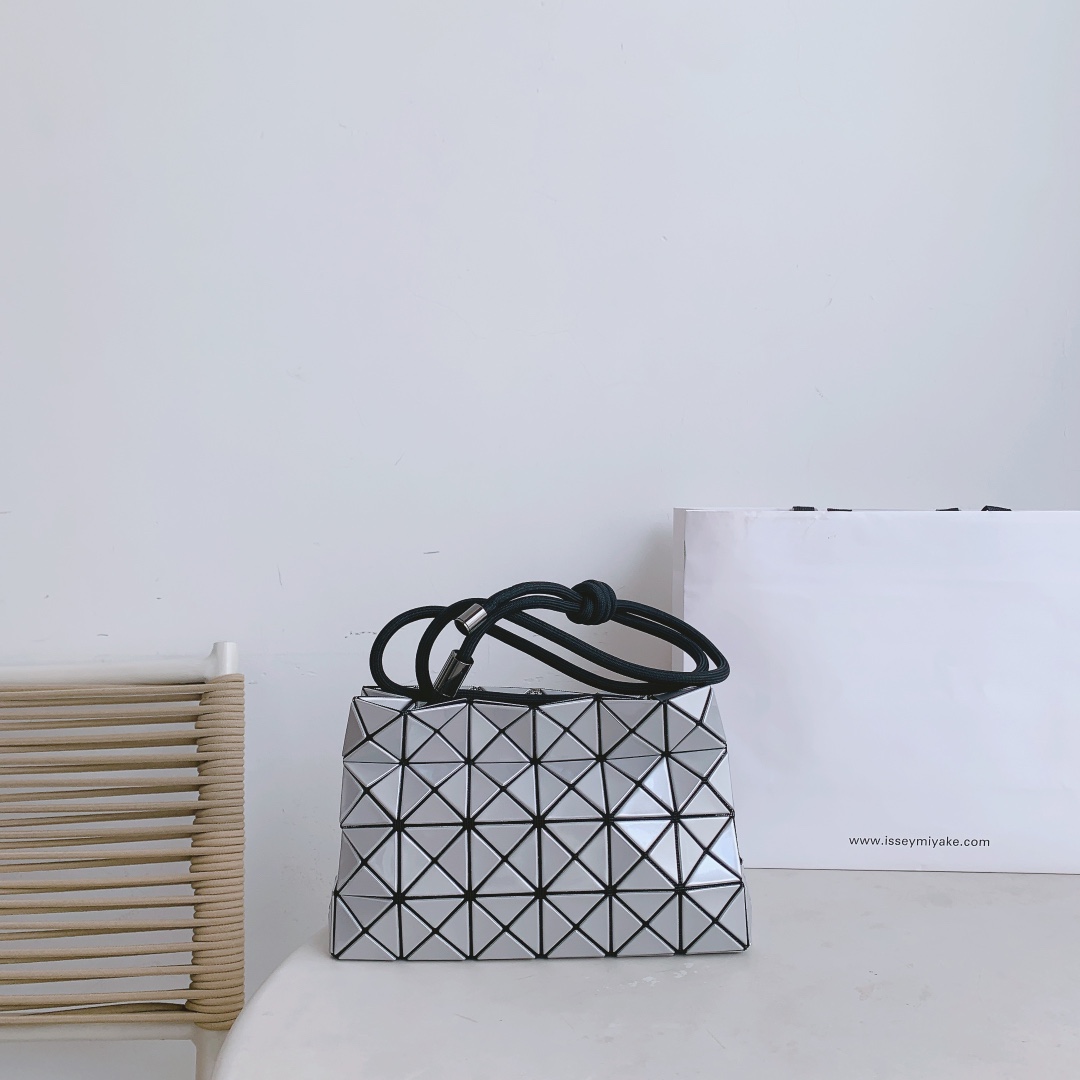 Issey Miyake Loop Tofu Bag Adjustable Crossbody Shoulder Bag - Silver 3 i1658390185 8108 0