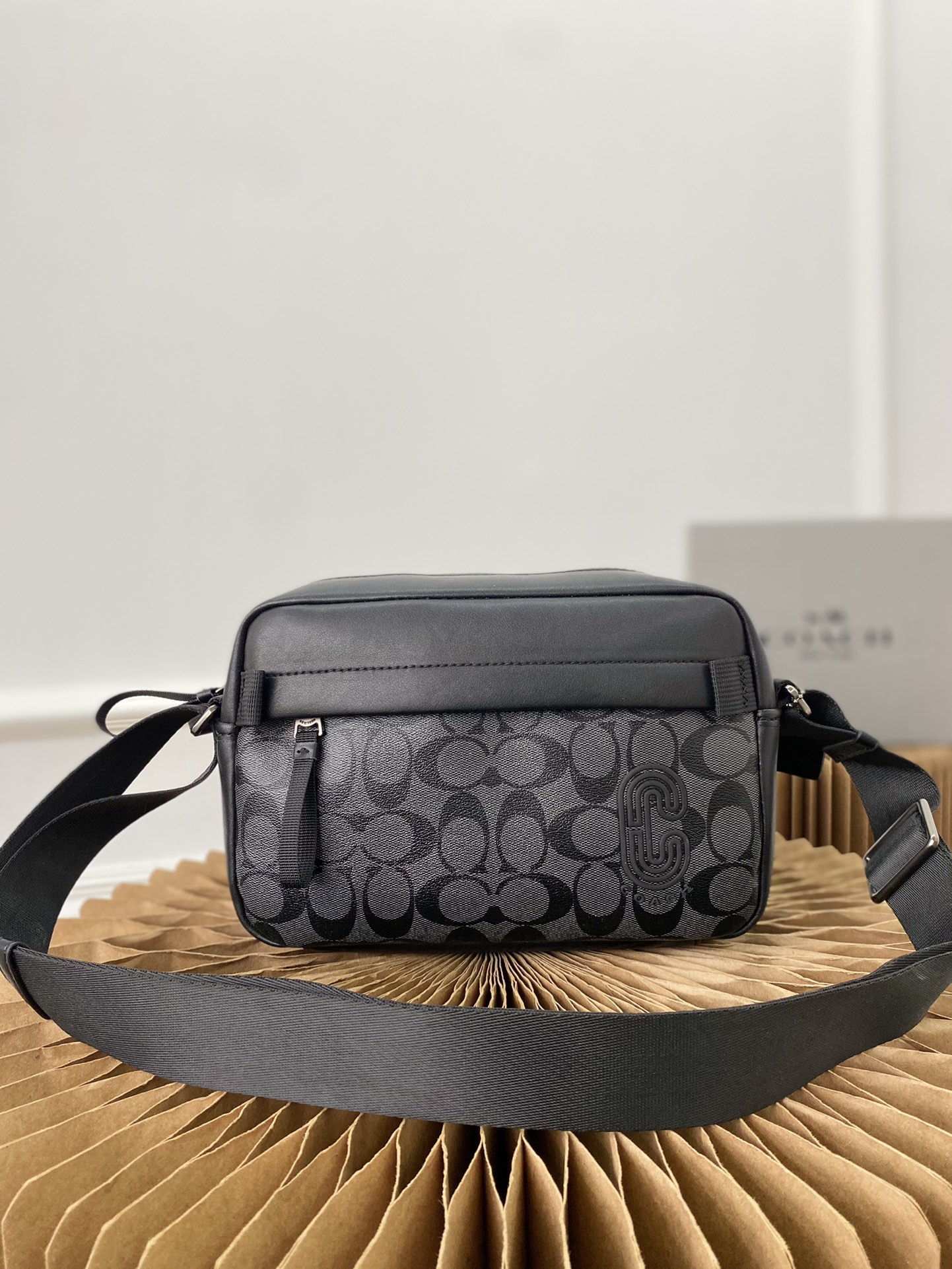 J0  Coach 蔻驰   Edeg系列 拼色配皮斜挎包 男女通用单肩包 采用精湛镶嵌细工，实物拍摄 原厂原版面料 配送小票24 x 16 cm。