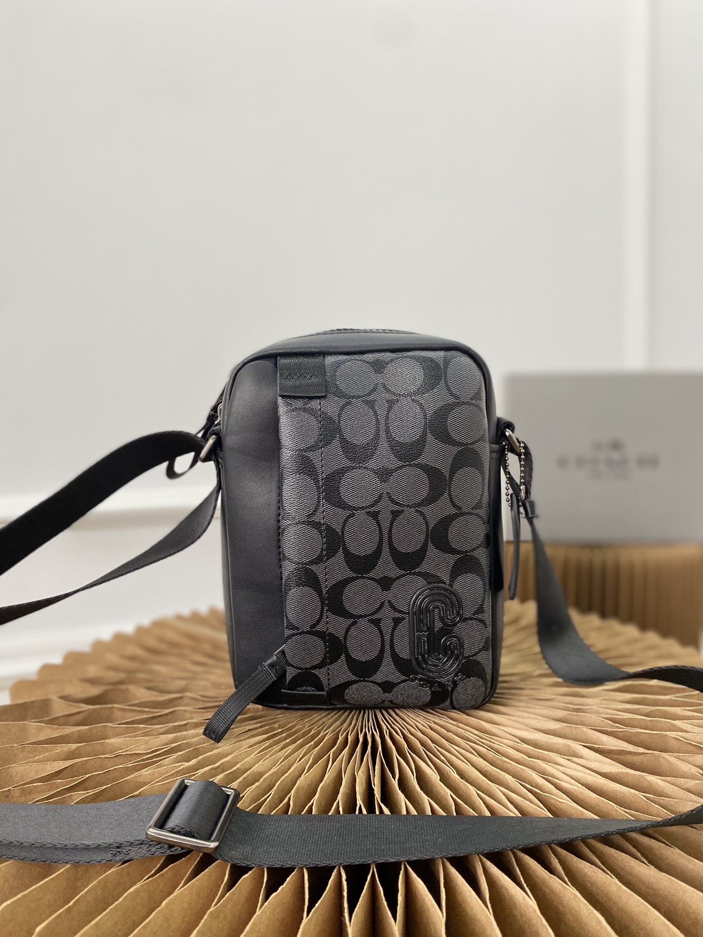 J0  Coach 蔻驰   Edeg系列 拼色配皮斜挎包 男女通用单肩包 采用精湛镶嵌细工，实物拍摄 原厂原版面料 配送小票22 x 15 cm。