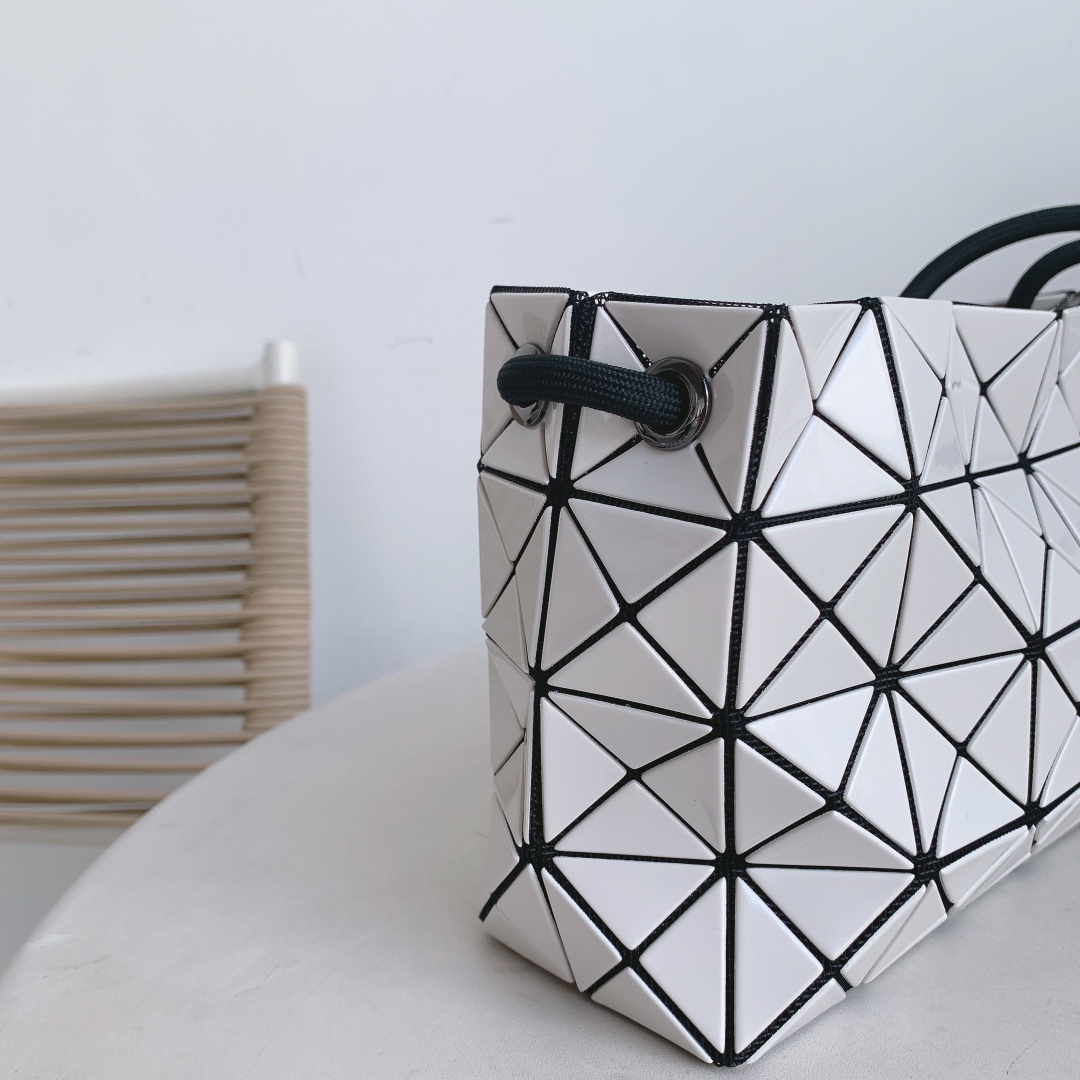 Issey Miyake LOOP Tofu Bag - Adjustable Crossbody & Shoulder Bag in White 7 i1658392215 528 4