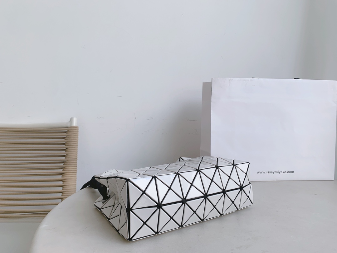 Issey Miyake LOOP Tofu Bag - Adjustable Crossbody & Shoulder Bag in White 5 i1658392215 6240 2
