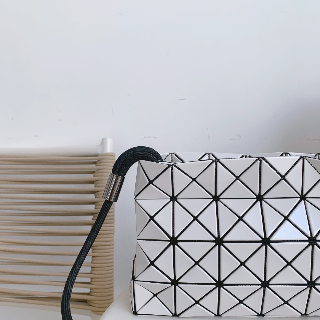 Issey Miyake LOOP Tofu Bag - Adjustable Crossbody & Shoulder Bag in White 8 i1658392215 642 5
