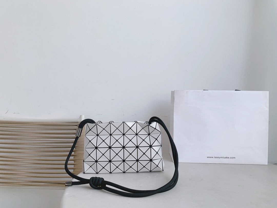Issey Miyake LOOP Tofu Bag - Adjustable Crossbody & Shoulder Bag in White 3 i1658392215 7347 1