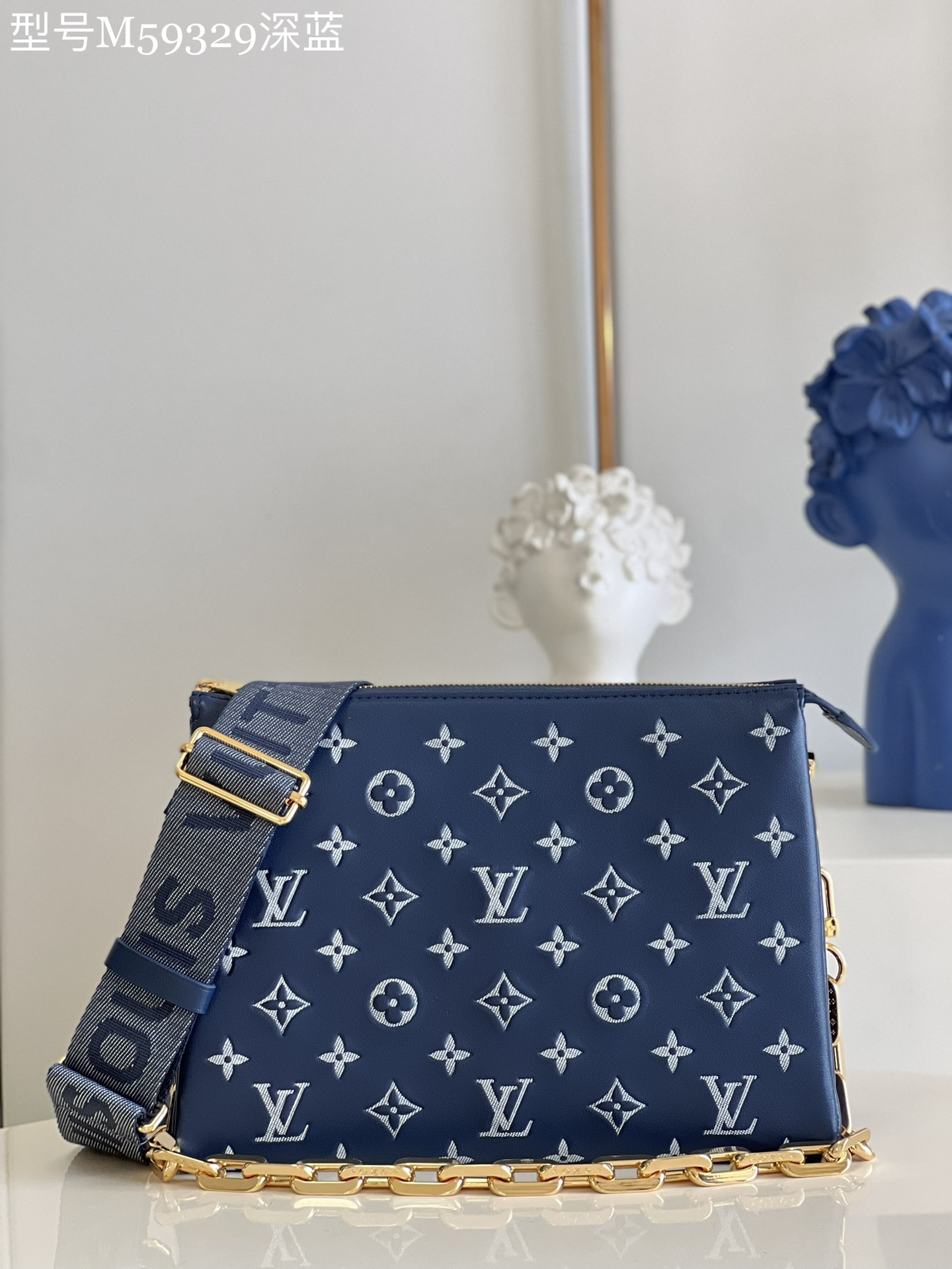 NO:399035,【Exclusive real photo of M59392 dark blue】 M57790 This Coussin small handbag comes from the Vuittamins capsule series, embellishing the rough chain of fluffy sheepskin, expressing the Nicolas Ghesquière interpretation of confidence and joy in bright colors. It can be used to use a crossbody on the shoulder strap or as a chain bag, or it can be carried under the armpit. Size 26 x 20 x 12 cm S.,LV [original leather],louis vuitton,sheepskin19860909【独家实拍M59392深蓝】 M57790 本款 Coussin 小号手袋出自 Vuittamins 胶囊系列,为蓬松绵羊皮点缀粗犷链条,以鲜明色彩道出 Nicolas Ghesquière 对自信欢悦的解读.可利用肩带斜挎或作为链条法棍包,亦可携于腋下.尺寸26 x 20 x 12 厘米 S.,LV【原厂皮】,louis vuitton,sheepskin,Bag