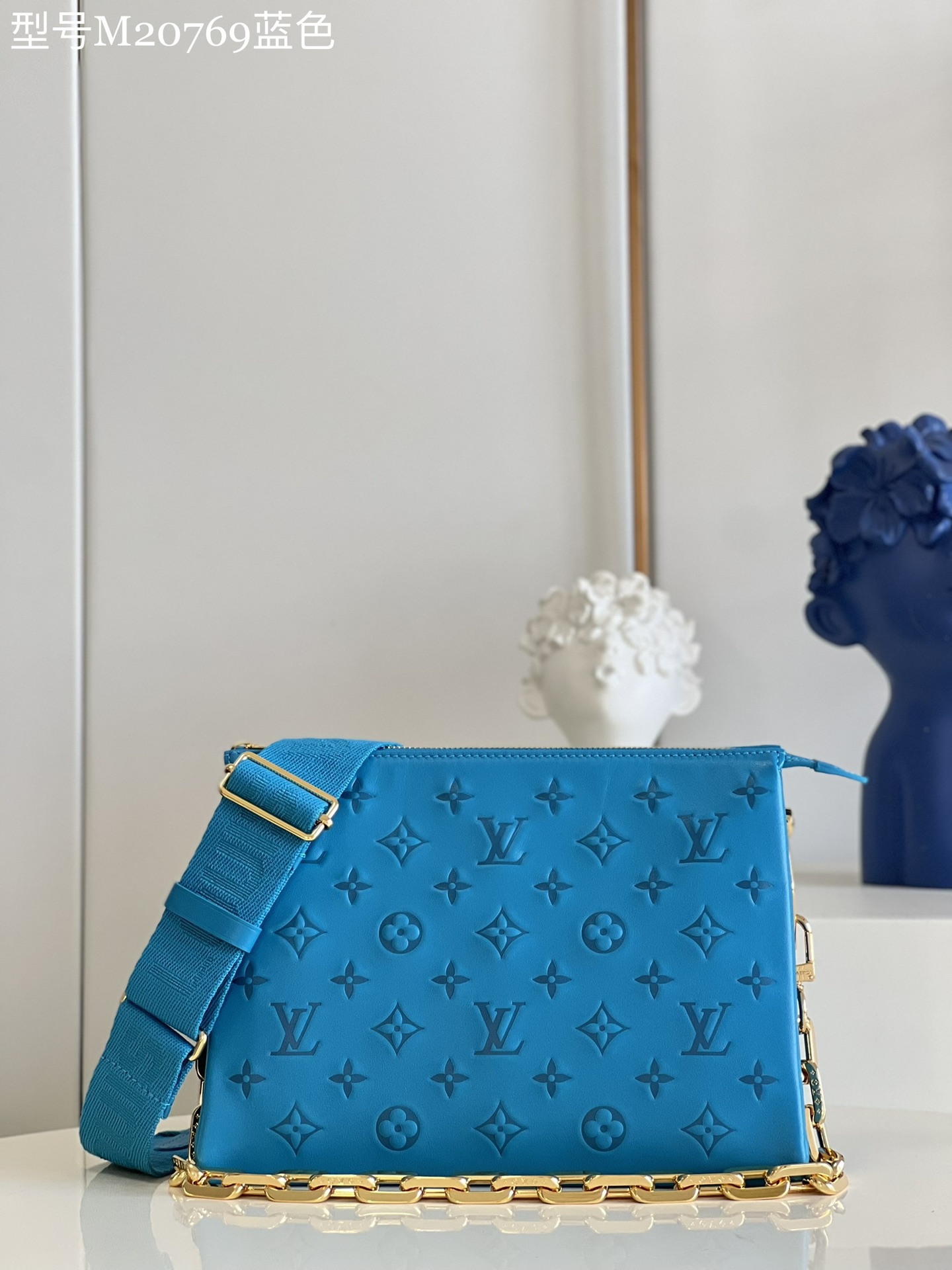 NO:399038,【Exclusive real photo M20769 blue】 M57790 This Coussin small handbag comes from the Vuittamins capsule series, embellishing the rough chain of fluffy sheepskin, expressing the Nicolas Ghesquière interpretation of confidence and joy in bright colors. It can be used to use a crossbody on the shoulder strap or as a chain bag, or it can be carried under the armpit. Size 26 x 20 x 12 cm S.,LV [original leather],louis vuitton,sheepskin19860909【独家实拍M20769蓝色】 M57790 本款 Coussin 小号手袋出自 Vuittamins 胶囊系列,为蓬松绵羊皮点缀粗犷链条,以鲜明色彩道出 Nicolas Ghesquière 对自信欢悦的解读.可利用肩带斜挎或作为链条法棍包,亦可携于腋下.尺寸26 x 20 x 12 厘米 S.,LV【原厂皮】,louis vuitton,sheepskin,Bag