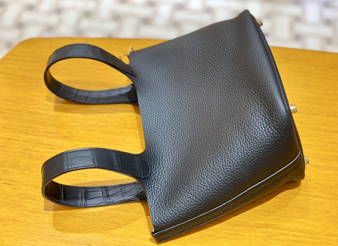 Hermès 𝐩𝐢𝐜𝐨𝐭𝐢𝐧 𝐭𝐨𝐮𝐜𝐡 18CM 菜篮子 鳄鱼手柄/黑金