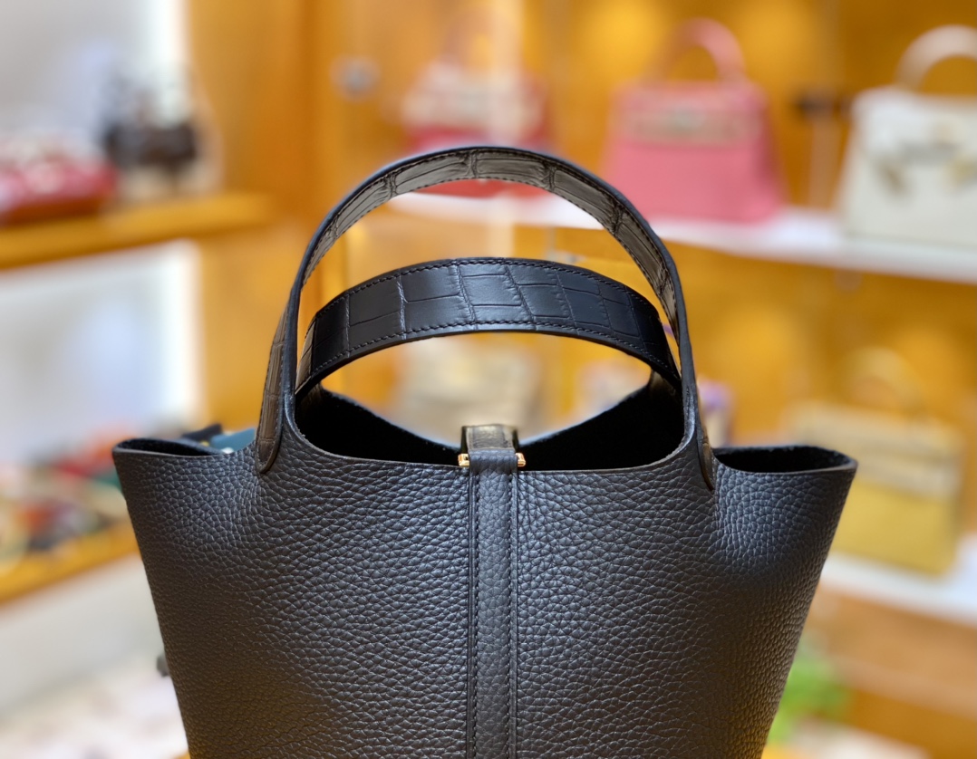 Hermès 𝐩𝐢𝐜𝐨𝐭𝐢𝐧 𝐭𝐨𝐮𝐜𝐡 18CM 菜篮子 鳄鱼手柄/黑金
