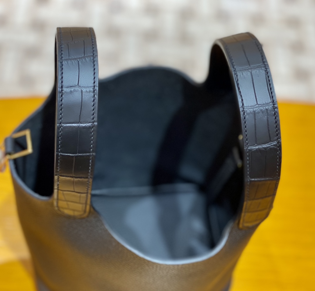 Hermès 𝐩𝐢𝐜𝐨𝐭𝐢𝐧 𝐭𝐨𝐮𝐜𝐡 18CM 菜篮子 鳄鱼手柄/黑金