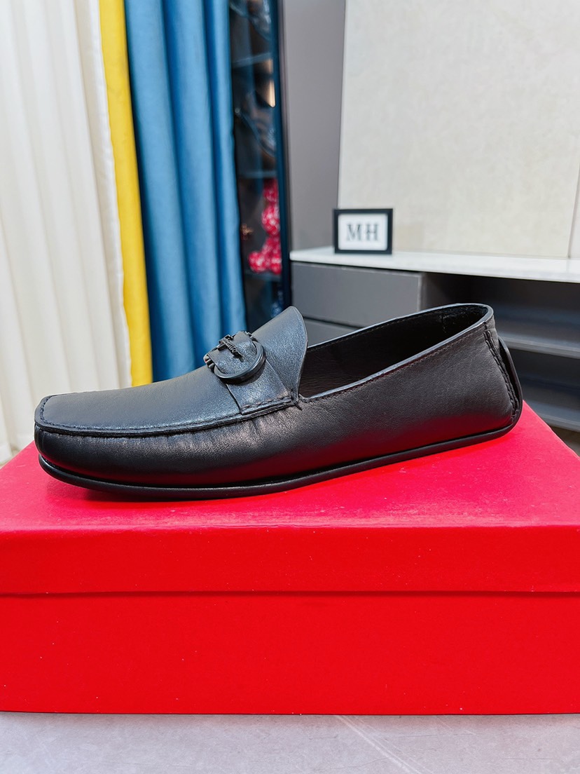 J0 菲拉格慕原单鞋面复刻 更是原单货 超级霸气 鞋面采用优质牛皮皮料正装商务皮鞋 内外全真皮制作，牛里拒绝脱色磨脚，简单大方超级百搭 鞋面精片经过人工精心设计 原单复刻而上酷毙了 懒人套脚便鞋 高品质板鞋，男鞋