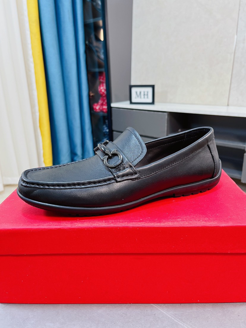 J0 菲拉格慕原单鞋面复刻 更是原单货 超级霸气 鞋面采用优质牛皮皮料正装商务皮鞋 内外全真皮制作，牛里拒绝脱色磨脚，简单大方超级百搭 鞋面精片经过人工精心设计 原单复刻而上酷毙了 懒人套脚便鞋 高品质板鞋，男鞋