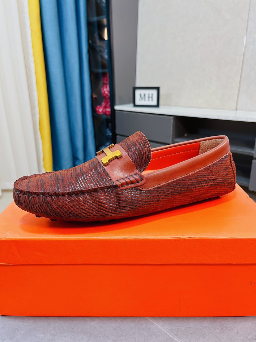 I0  Hermes  爱马仕 男士豆豆套脚鞋～比利时籍设计师Martin Margiela出任 Hermes 爱马仕 鞋履设计师，魅力十足，奢华风格绅士鞋。 Hermes 爱马仕 精致五金扣配饰拒绝掉色压花设计元素诠释品牌形象设计理念材质进口牛皮精选真皮内里品牌耐磨鞋底车线