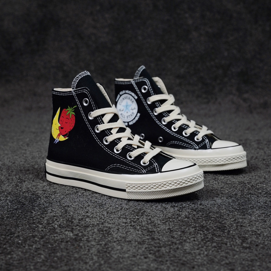 G0 Sky High Farm Workwear x Converse匡威联名款草莓休闲帆布鞋以 Chuck 70 为蓝本，鞋面采用黑色为主，外侧印有 Sky High Farm 卡通水果图案的品牌 Logo，内侧 Converse 经典徽标以活泼的蓝色五角星示人，搭配圆弧排列的英文字样，彰显 Sky High Farm 品牌理念。视觉效果十分出众，保留了 Converse 百搭的街头气质。
