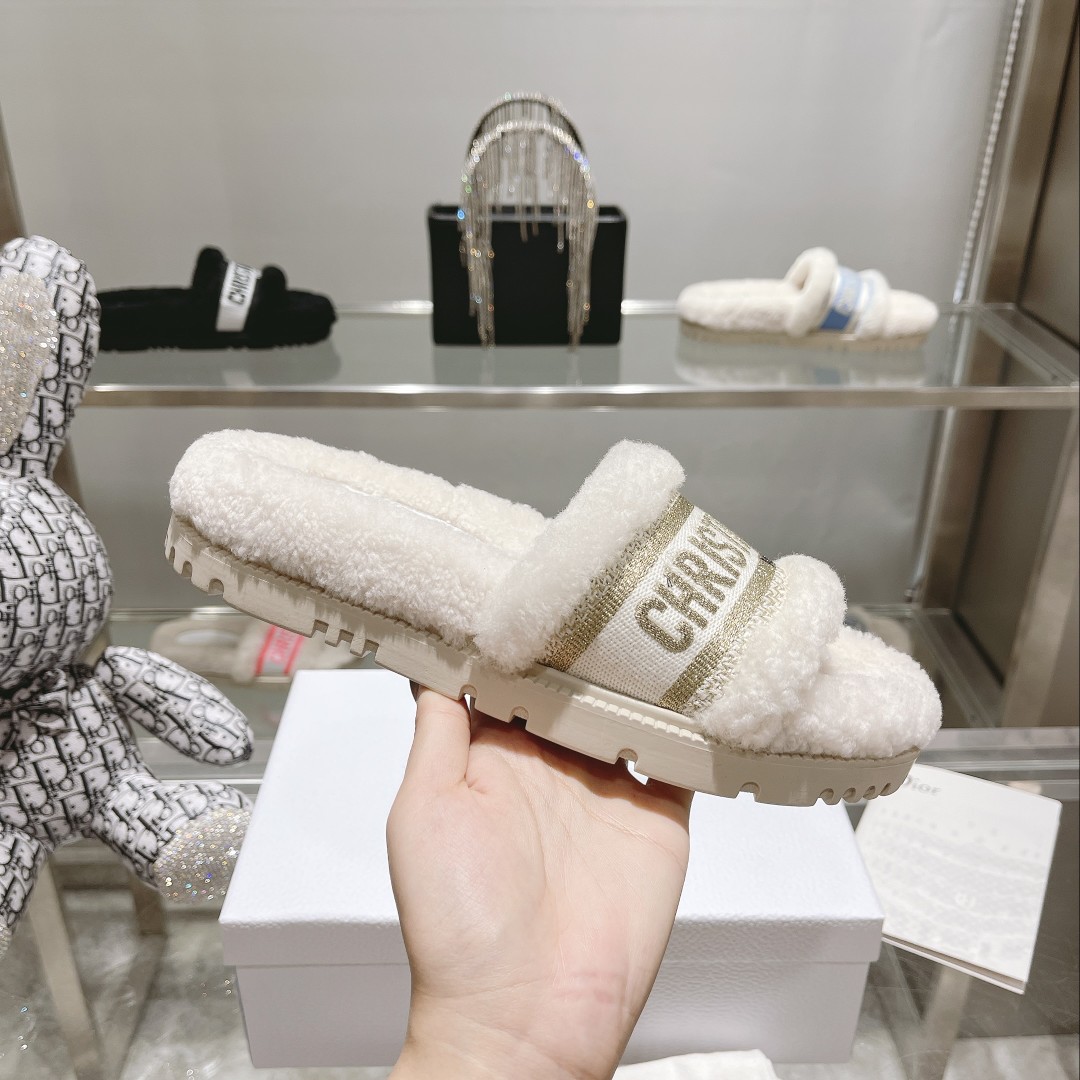 NO:577226,Batch [DIOR Dior] official website 1:1 latest autumn and winter jacquard embroidery electric embroidery thick sole one-word genuine fur slippers original replica, super fashionable, casual and versatile, light and soft fur texture gives you a pleasing and comfortable feeling outsole original TPR material code number 35-41 [40.41 customized non-refundable], fur shoes and slippers, dior, dior, slippers19860909批【DIOR 迪奥】官网1:1最新秋冬提花刺绣电绣厚底一字真皮毛毛拖 原版复刻,超时尚、休闲百搭款,轻盈、柔软的毛质感给你一种赏心悦目的舒服感 大底原版TPR材质 码数35-41【40.41订做不退换】,毛毛鞋拖鞋,dior,dior,slippers,Women's Shoes