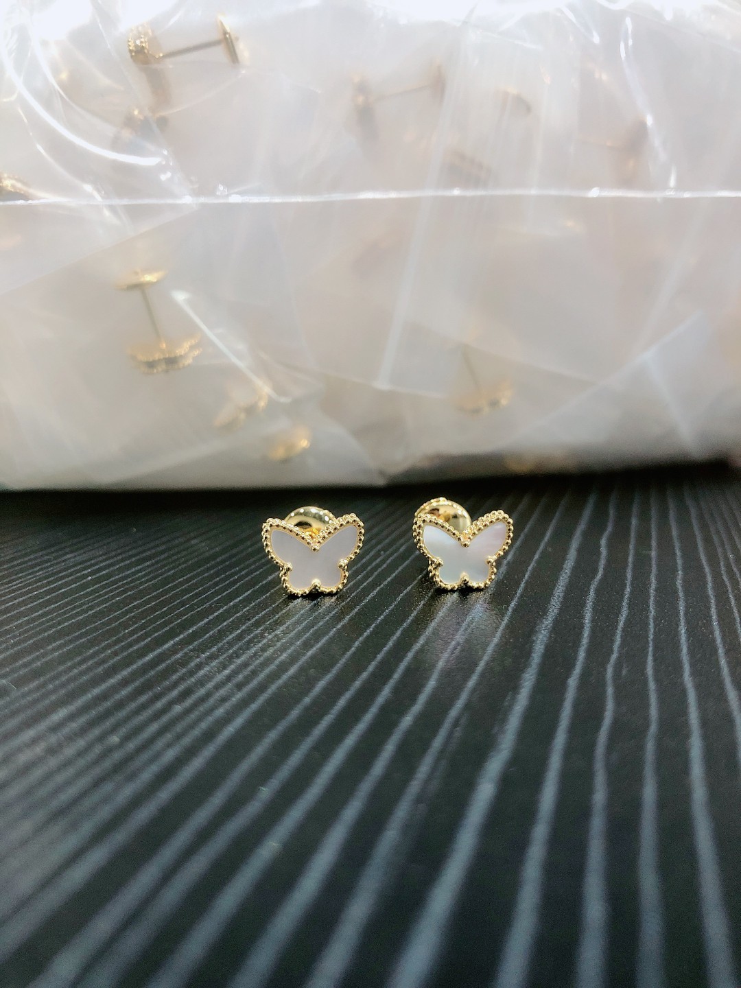 Van Cleef & Arpels VCA蝴蝶贝母耳钉