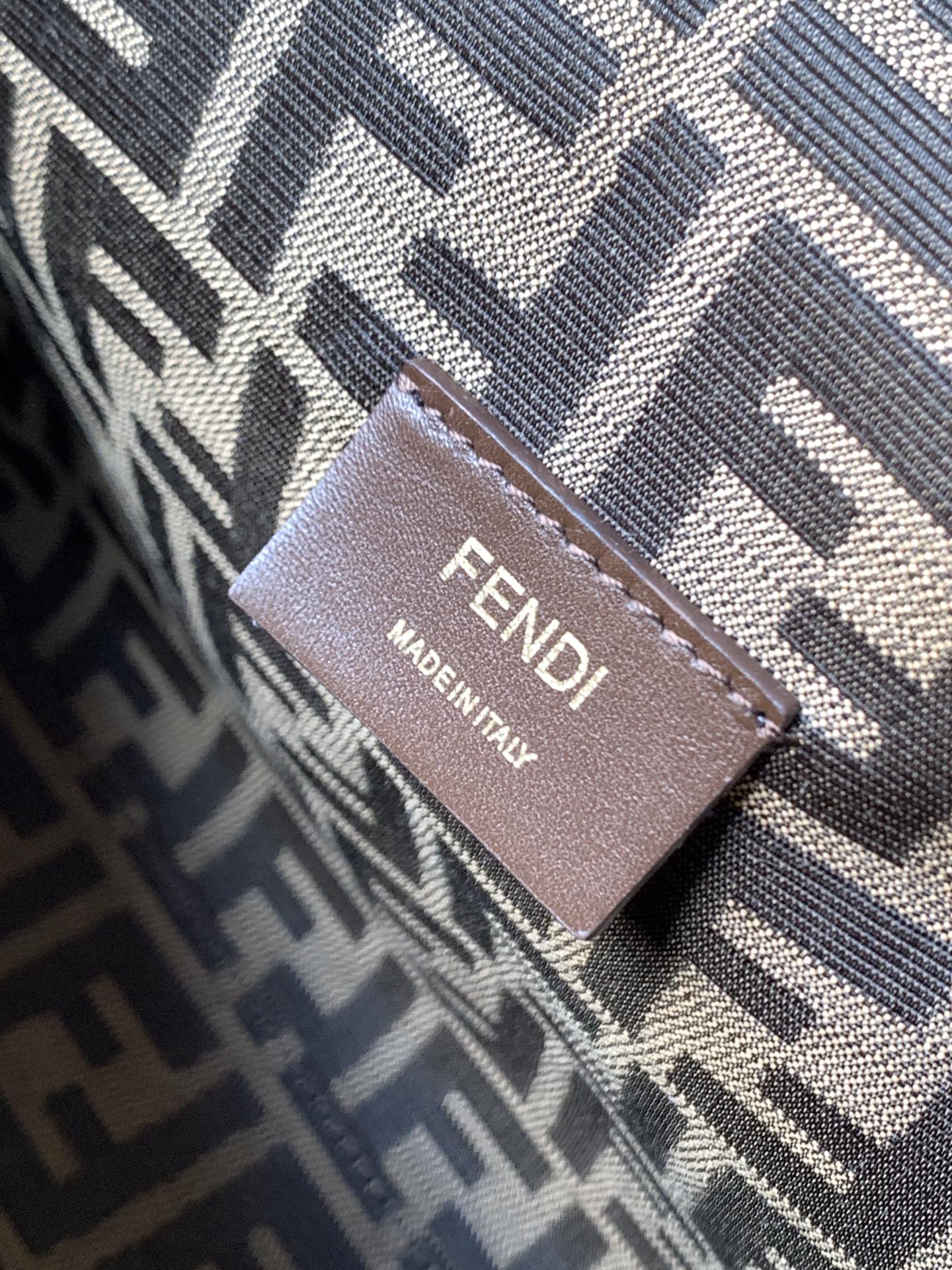 P1130#🎶 Fend First中号手袋，柔软的羊皮材质，配有固定有金属大幅F开合内置隔层有标志性FF图案布料内衬，配有可拆卸肩带可手拿或肩挎 Szie:32-15-23.5cm 8893#AGN•