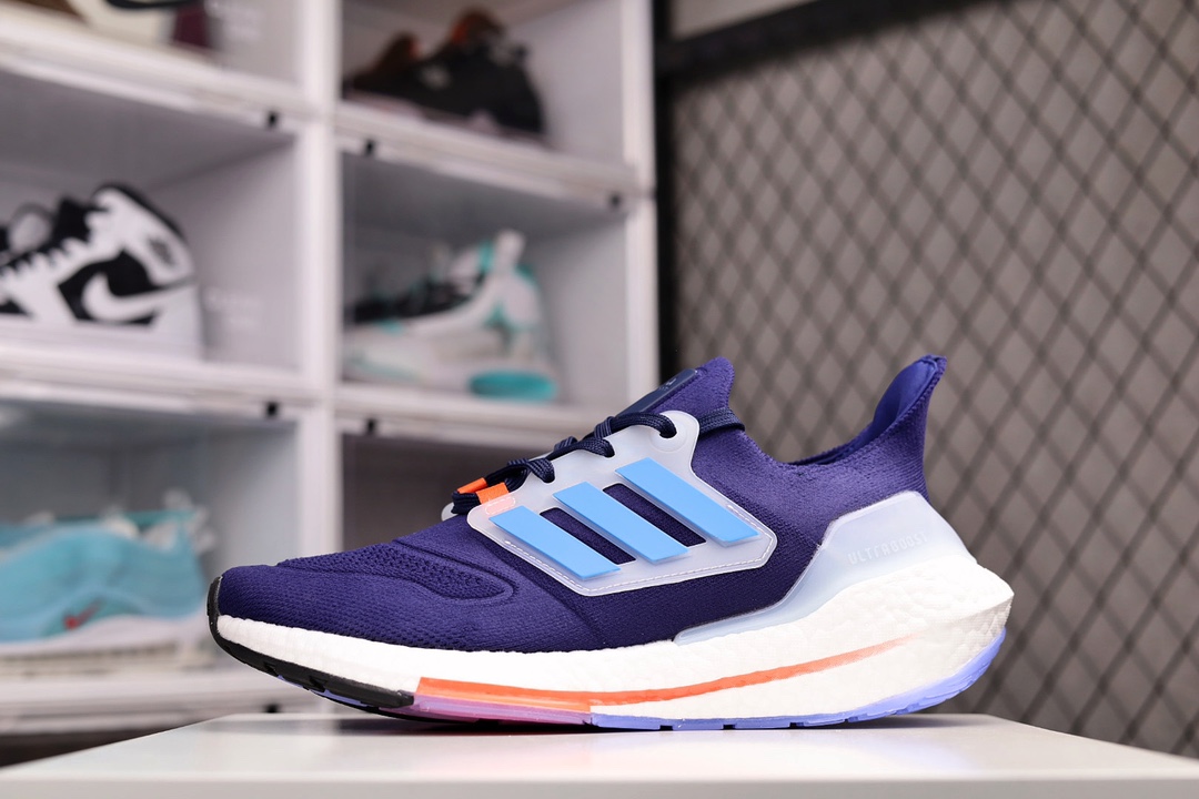 H0 阿迪达斯/Adidas Ultra Boost 22 UB 8.0 Consortium 厚底爆米花跑鞋 较UB21增加6%Boost，全掌Boost 将缓震和能量回馈再一次进行了升级，提供更好的舒适穿着体验，阿迪达斯UB 8.0 J5 oPrimeknit编织工艺， S型Heel Counter提供更加精准锁定后跟，带来出众的后跟包裹，LEP创新大底延续马牌橡胶大底，同时新加入LEP结构，为每一步提供更多动力及更好回弹。