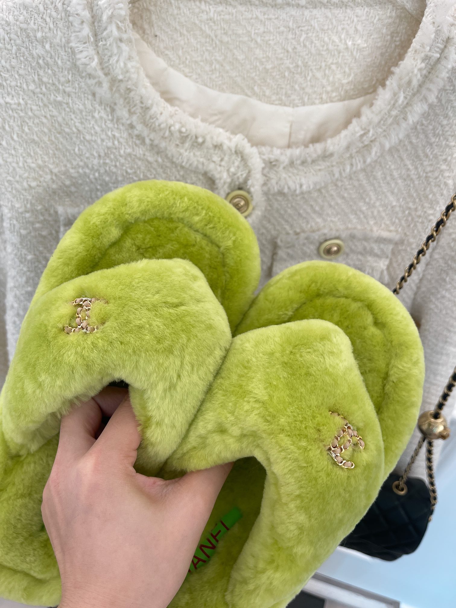 CHANE*小香/秋冬新品双C居家羊毛拖鞋单品拖鞋是今年的流行趋势它不仅柔软舒适而且样式时髦简洁精美风格
