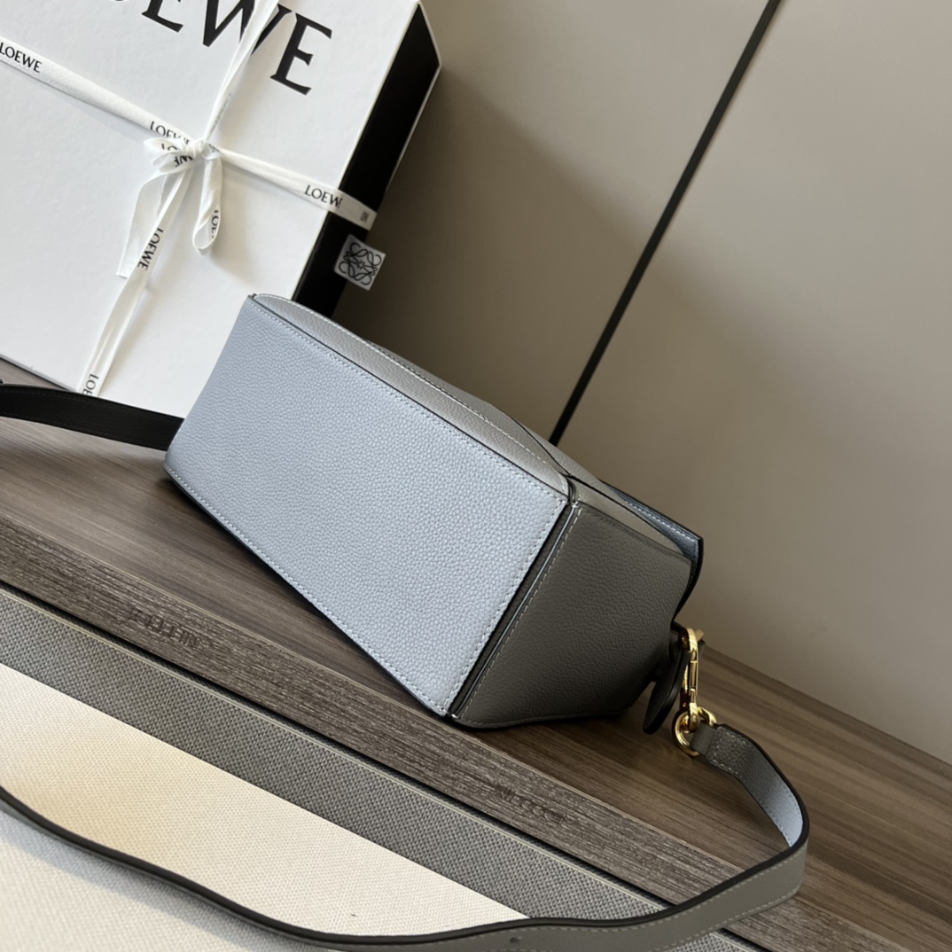 L⊚℮w℮🌟 🔥小号粒面牛皮革Puzzle 手袋🌟🆕新色（沥青灰）LOEWE推出的首次亮相手提包*长方体