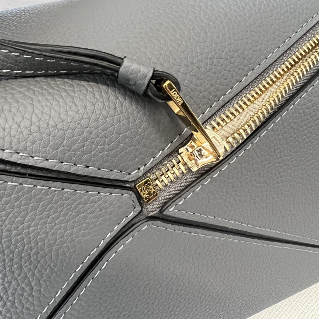 L⊚℮w℮🌟 🔥小号粒面牛皮革Puzzle 手袋🌟🆕新色（沥青灰）LOEWE推出的首次亮相手提包*长方体