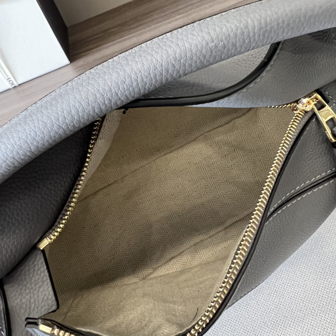 L⊚℮w℮🌟 🔥小号粒面牛皮革Puzzle 手袋🌟🆕新色（沥青灰）LOEWE推出的首次亮相手提包*长方体