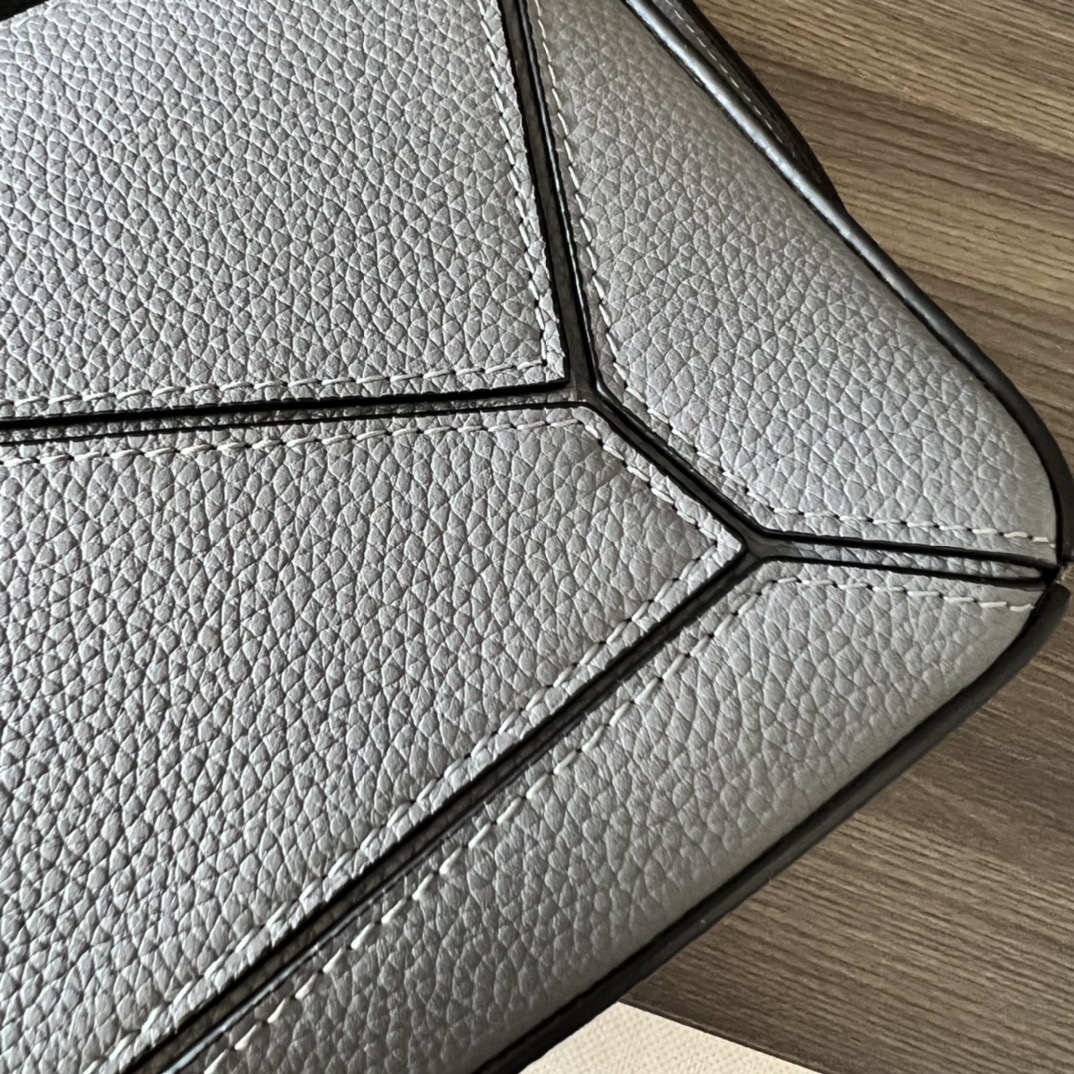 L⊚℮w℮🌟 🔥小号粒面牛皮革Puzzle 手袋🌟🆕新色（沥青灰）LOEWE推出的首次亮相手提包*长方体