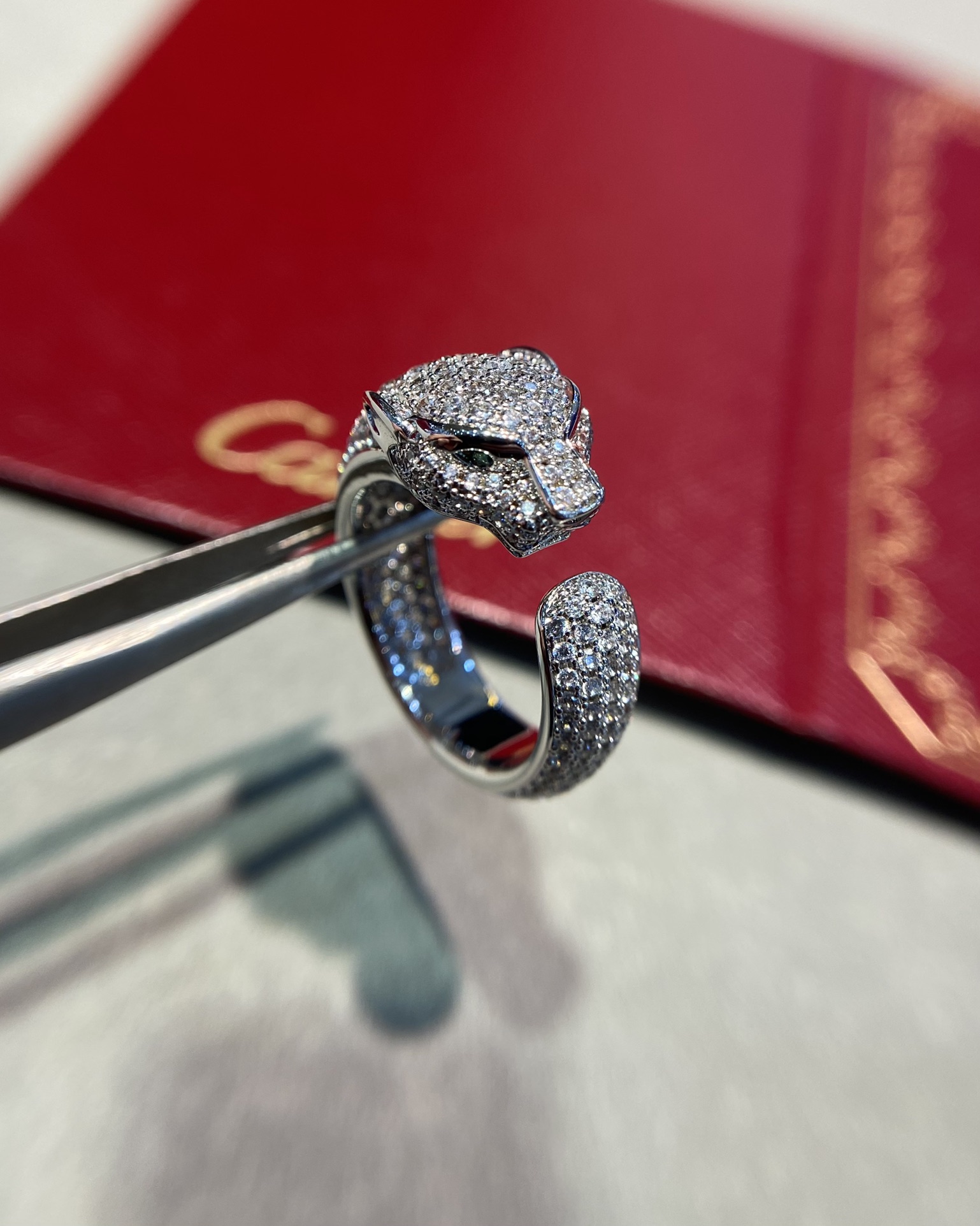 批发价💰220
Cartier 豹子满钻戒指(尺寸678号)
925银电镀白金色,是我个人比较喜欢的一个系列,活灵活现的小豹子,形神兼备,炯炯有神的眼神戴上它会觉得威严霸气自带震慑力。
-猎豹系列属于高级珠宝款式,任何一款佩戴都会让你看起来如此“富有”和“豪气”让人移不开眼,所带上它赚爆吧!工艺细腻,细节完美。