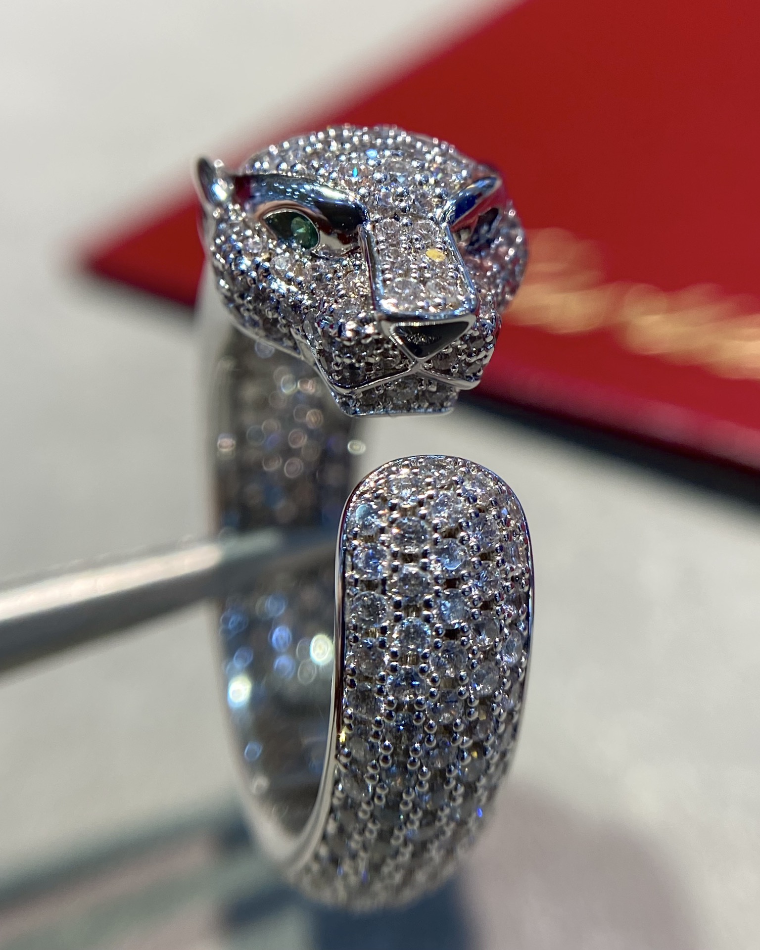 批发价💰220
Cartier 豹子满钻戒指(尺寸678号)
925银电镀白金色,是我个人比较喜欢的一个系列,活灵活现的小豹子,形神兼备,炯炯有神的眼神戴上它会觉得威严霸气自带震慑力。
-猎豹系列属于高级珠宝款式,任何一款佩戴都会让你看起来如此“富有”和“豪气”让人移不开眼,所带上它赚爆吧!工艺细腻,细节完美。