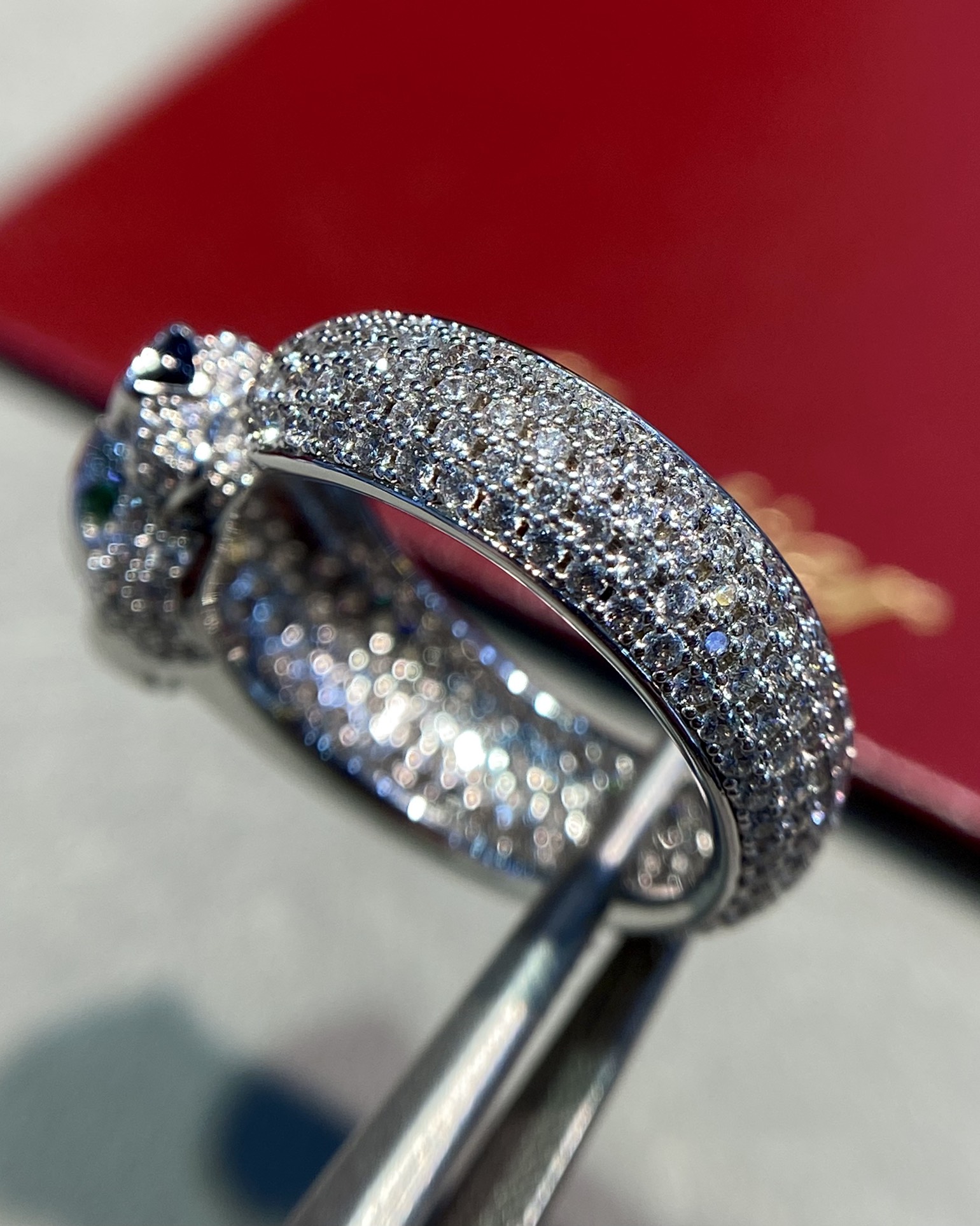 批发价💰220
Cartier 豹子满钻戒指(尺寸678号)
925银电镀白金色,是我个人比较喜欢的一个系列,活灵活现的小豹子,形神兼备,炯炯有神的眼神戴上它会觉得威严霸气自带震慑力。
-猎豹系列属于高级珠宝款式,任何一款佩戴都会让你看起来如此“富有”和“豪气”让人移不开眼,所带上它赚爆吧!工艺细腻,细节完美。