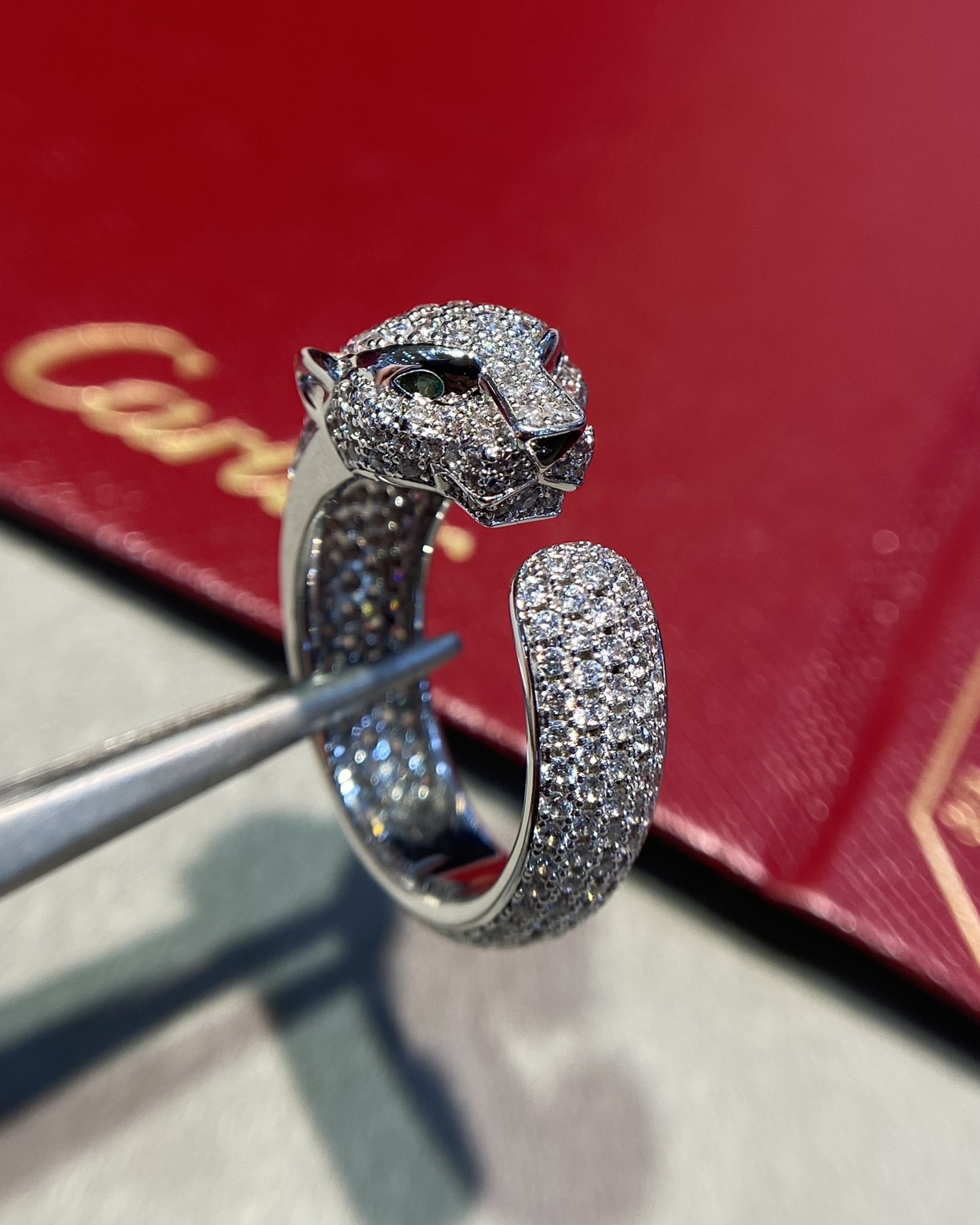 批发价💰220
Cartier 豹子满钻戒指(尺寸678号)
925银电镀白金色,是我个人比较喜欢的一个系列,活灵活现的小豹子,形神兼备,炯炯有神的眼神戴上它会觉得威严霸气自带震慑力。
-猎豹系列属于高级珠宝款式,任何一款佩戴都会让你看起来如此“富有”和“豪气”让人移不开眼,所带上它赚爆吧!工艺细腻,细节完美。