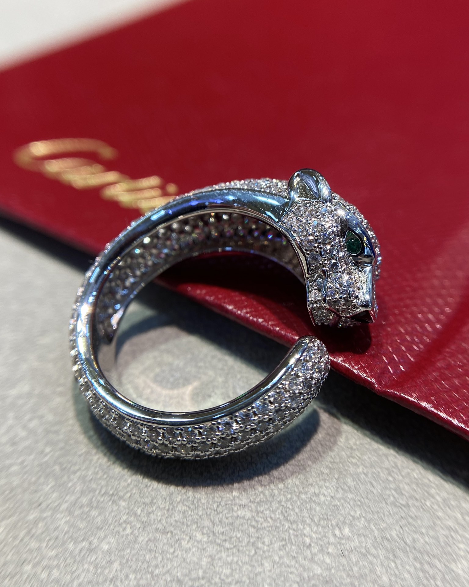 批发价💰220
Cartier 豹子满钻戒指(尺寸678号)
925银电镀白金色,是我个人比较喜欢的一个系列,活灵活现的小豹子,形神兼备,炯炯有神的眼神戴上它会觉得威严霸气自带震慑力。
-猎豹系列属于高级珠宝款式,任何一款佩戴都会让你看起来如此“富有”和“豪气”让人移不开眼,所带上它赚爆吧!工艺细腻,细节完美。