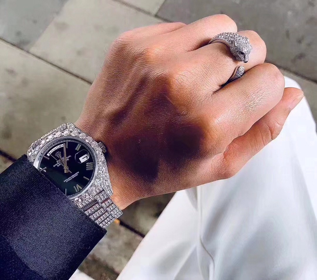 批发价💰220
Cartier 豹子满钻戒指(尺寸678号)
925银电镀白金色,是我个人比较喜欢的一个系列,活灵活现的小豹子,形神兼备,炯炯有神的眼神戴上它会觉得威严霸气自带震慑力。
-猎豹系列属于高级珠宝款式,任何一款佩戴都会让你看起来如此“富有”和“豪气”让人移不开眼,所带上它赚爆吧!工艺细腻,细节完美。