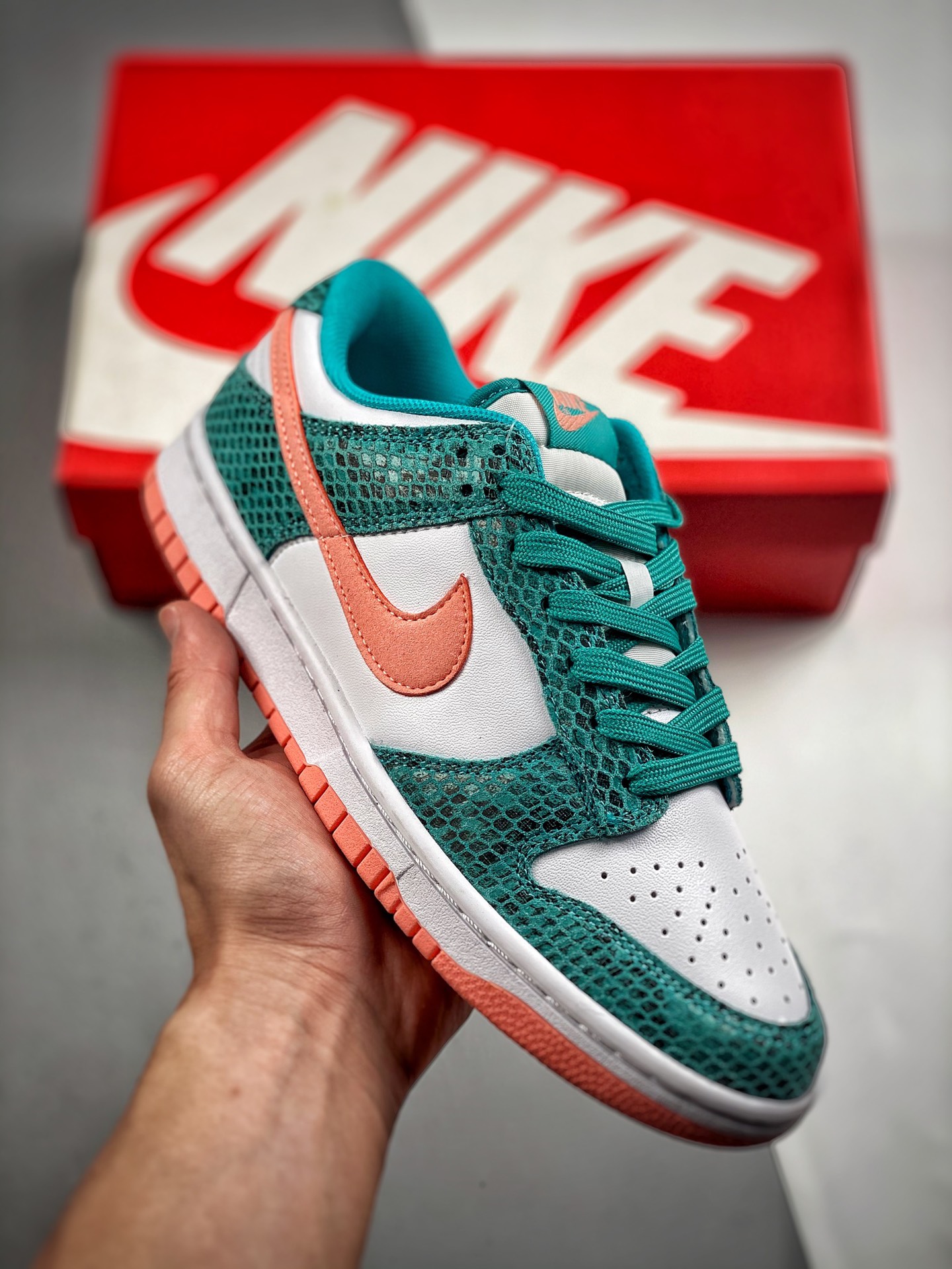 -2 Nk Dunk SB Low 白绿 蛇纹 大厂纯原出品 实拍首发 原装头层材料 独家版型蒸餾加工帶來的是更好的视觉和脚感体验大厂纯原品质出货 清洁度 电绣工艺 皮料切割干净无任何毛边 细节完美 货号：DR8577…