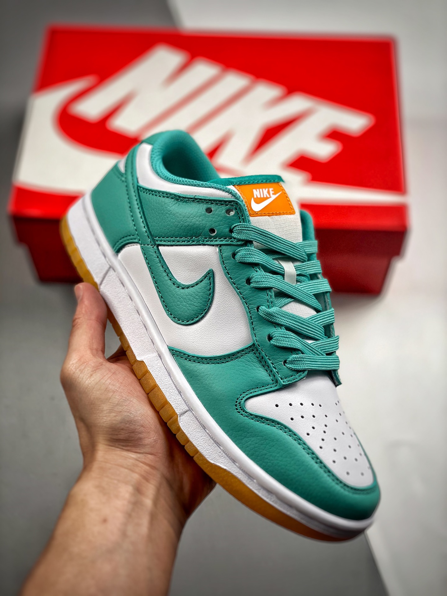 -4 Nk Dunk SB Low 水鸭蒂芙尼 大厂纯原出品 实拍首发 原装头层材料 独家版型蒸餾加工帶來的是更好的视觉和脚感体验大厂纯原品质出货 清洁度 电绣工艺 皮料切割干净无任何毛边 细节完美 货号：DV2190-100 尺码：36…