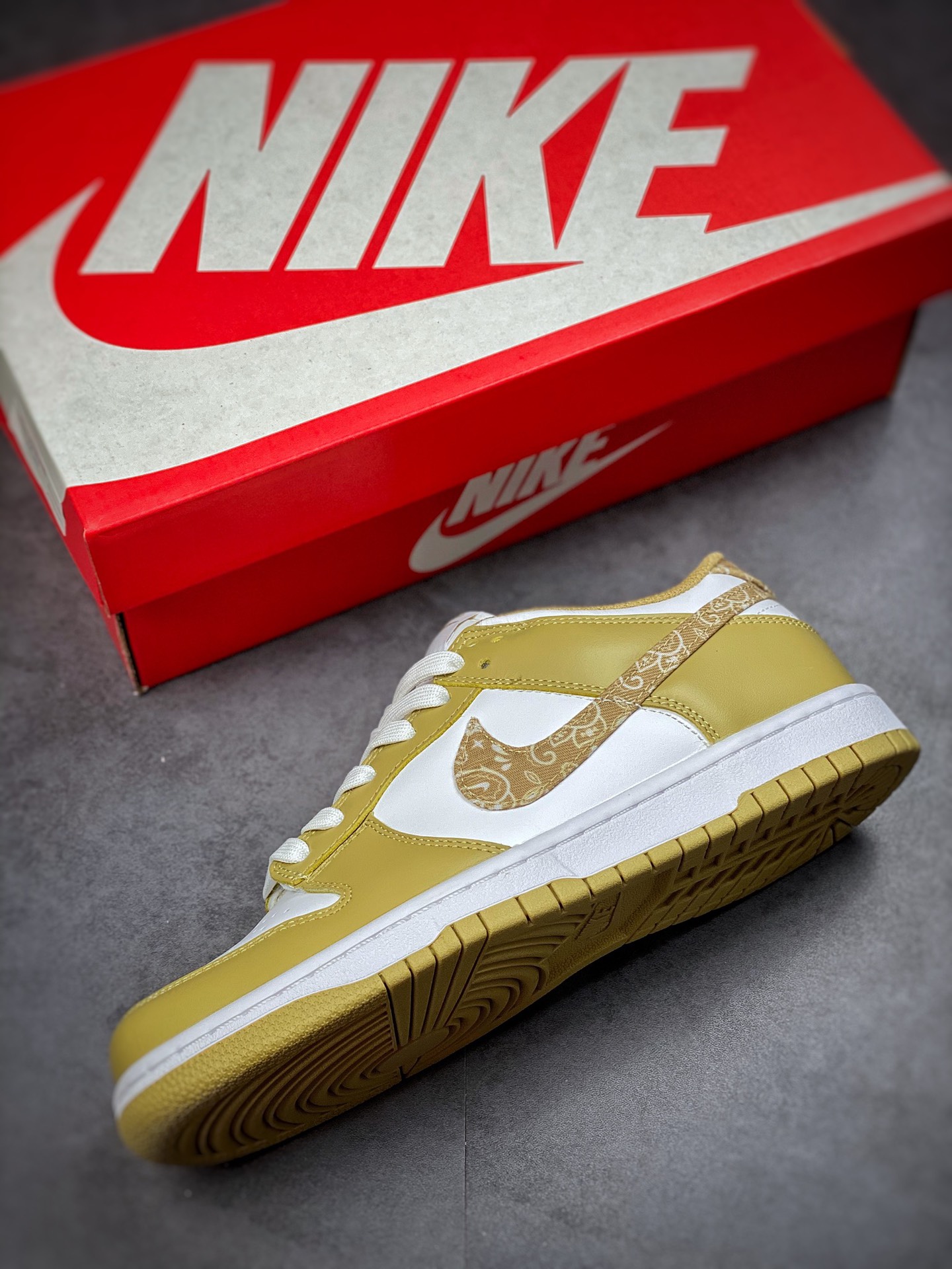 300 Nike SB Dunk Low “Yellow Paisley” 白黄腰果花 DH4401-104