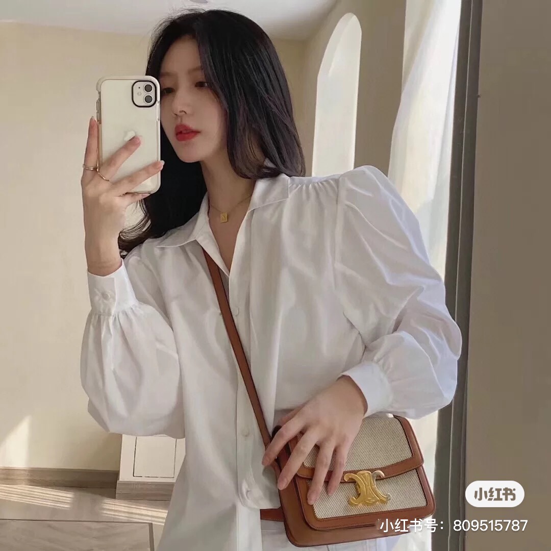 NO:207161,18.5 Arc de Triomphe upper body picture is very good. 18.5cm retro Arc de Triomphe box tofu bag [canvas with brown] * Low-key and high-end retro LOGO is quite exquisite, can be held on the shoulder/cross-body/hand hold, shoulder straps Adjust length, Celine, celine, celine1986090918.5凯旋门上身图很能装哦 18.5cm款复古凯旋门box豆腐包【帆布配棕色】 *低调有高级感的复古 LOGO相当精致, 可肩背/斜挎/手拿,肩带 调节长短,赛琳celine,celine,celine,Bag