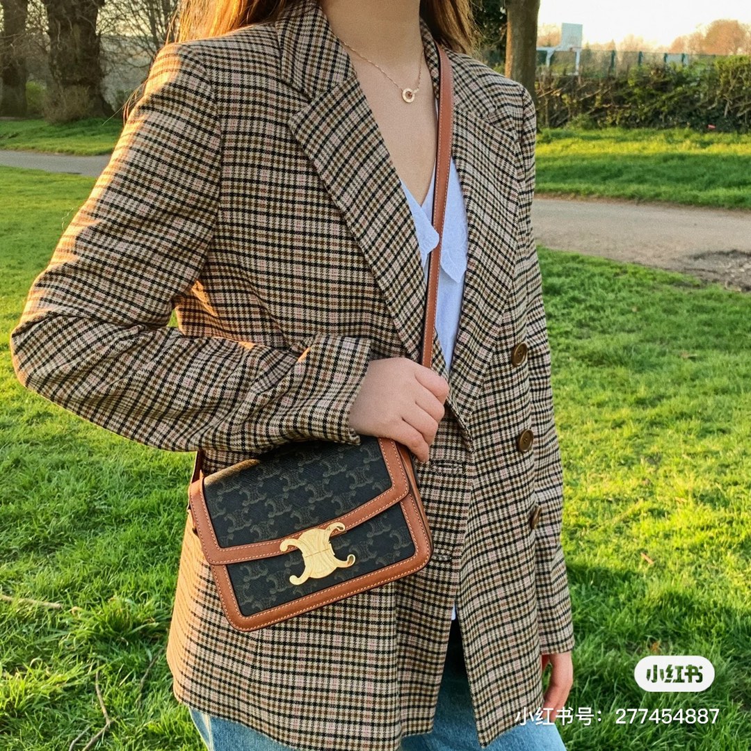 NO:207167,Elegant and retro Celine Presbyterian Arc de Triomphe This Arc de Triomphe is so retro and spicy!  The true classic in your heart is the only one. If you want to find a presbyop bag to match your daily ootd, then this bag is perfectly suitable. The daily commuter suit and casual wear can be perfectly matched!  But do you think it's that simple?  As the same style as Lisa, Sister Dou must have spent some time digging. Even the popular hot girl style and ivy style are beautiful, Celine, Celine, Celine19860909典雅复古 Celine 老花凯旋门 这一只凯旋门实在是太复古辣 ！真正的心中经 典非它莫属. 如果你要找一只老花包来搭配你的日常ootd 那么这一只包简直再合适不过 日常通勤的套西 和休闲装都可以完美适配！ 但你觉得就这么简单吗？ 作为Lisa同款,豆姐肯定是花了心思扒的. 就连现在流行的辣妹风和ivy style 搭配也是绝 美,赛琳celine,celine,celine,Bag