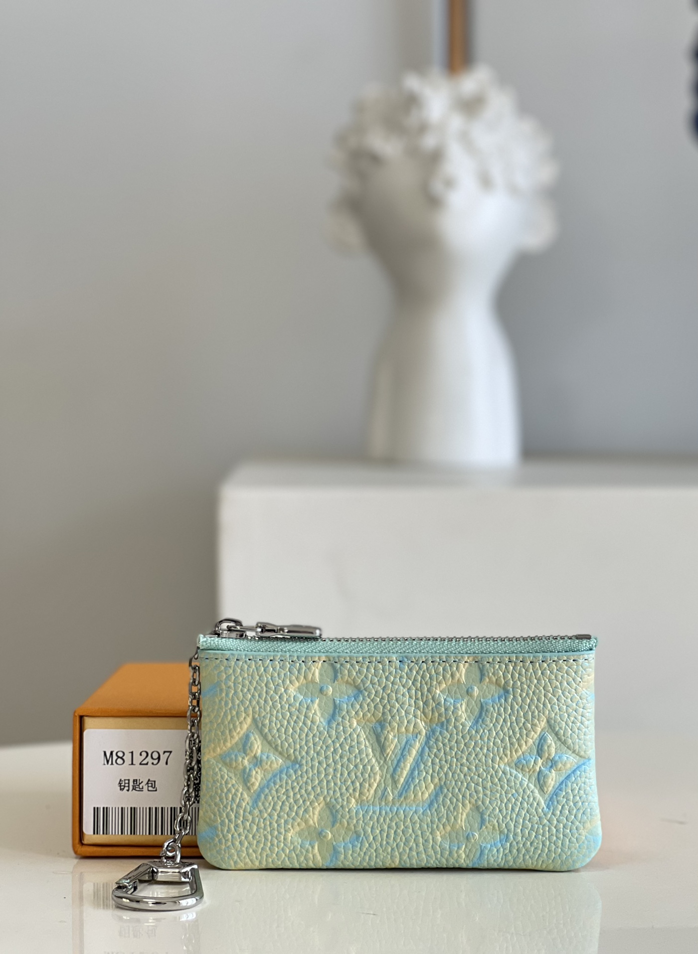 NO:399079,【Exclusive real shot M81297】Summer Stardust series key bags rely on professional craftsmanship to give Monogram Empreinte embossed leather subtle luster, telling the inspiration of the bright starry sky. They can be fixed in a handbag or belt, making cash, cards and keys light and light. Detailed features 12 x 7 x 1.5 cm (length x height x width) Z.,LV [original leather],louis vuitton19860909【独家实拍M81297】Summer Stardust 系列钥匙包依托专业工艺,为 Monogram Empreinte 压纹皮革赋予微妙莹泽,述说璀璨星空的灵感启发.可固定于手袋或腰带,令现金、卡片和钥匙轻巧随行.详细特征12 x 7 x 1.5 厘米 (长度 x 高 x 宽) Z.,LV【原厂皮】,louis vuitton,Bag