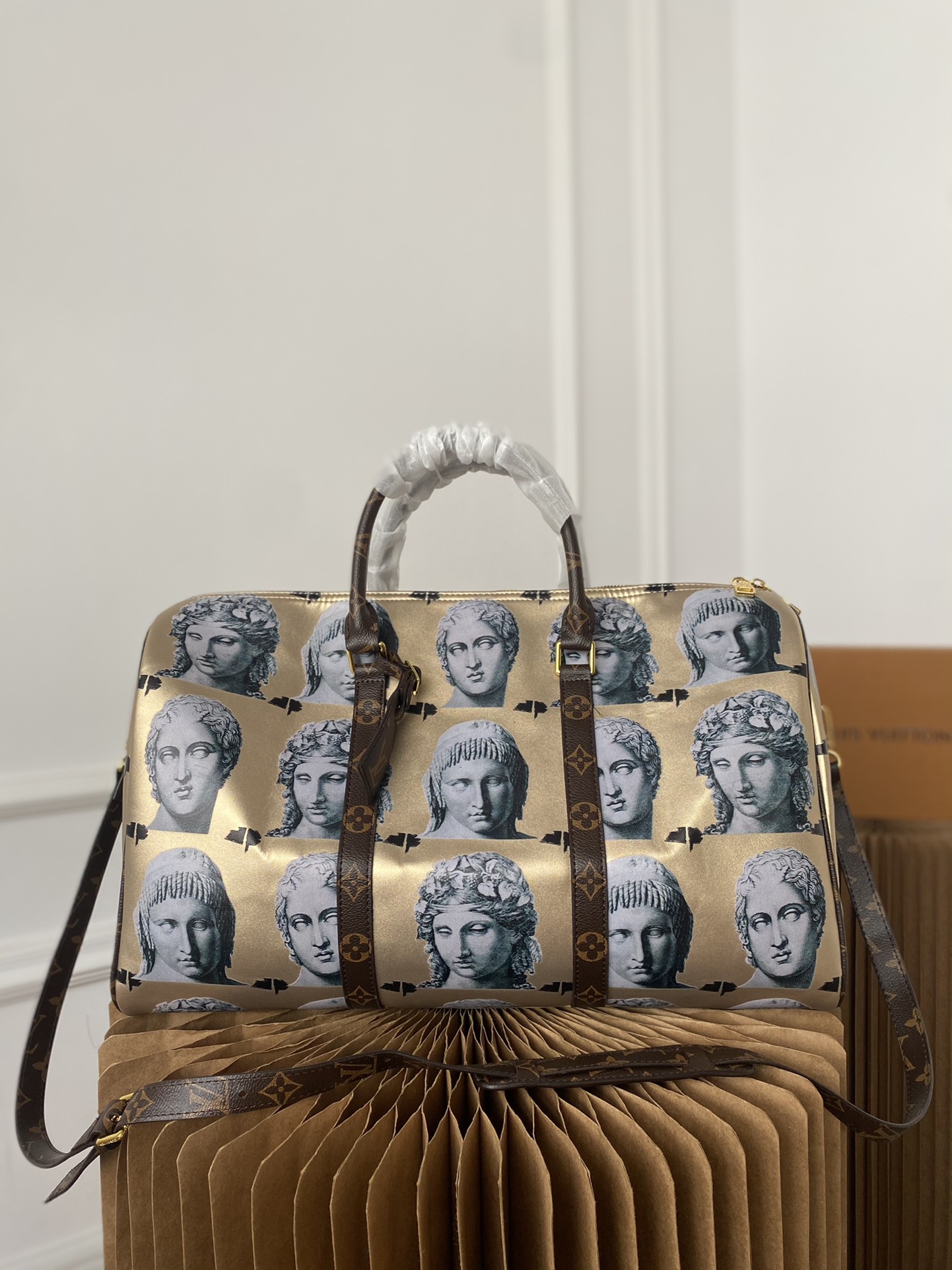 K5 Louisvuitton 路易威登 KEE Louis Vuitton 路易威登 LV xFornasetti印花旅行袋 手提包袋 机场包 采用精湛镶嵌细工，实物拍摄 原厂原版面料 M59135 配送小票 防尘袋 46 x 26 cm。