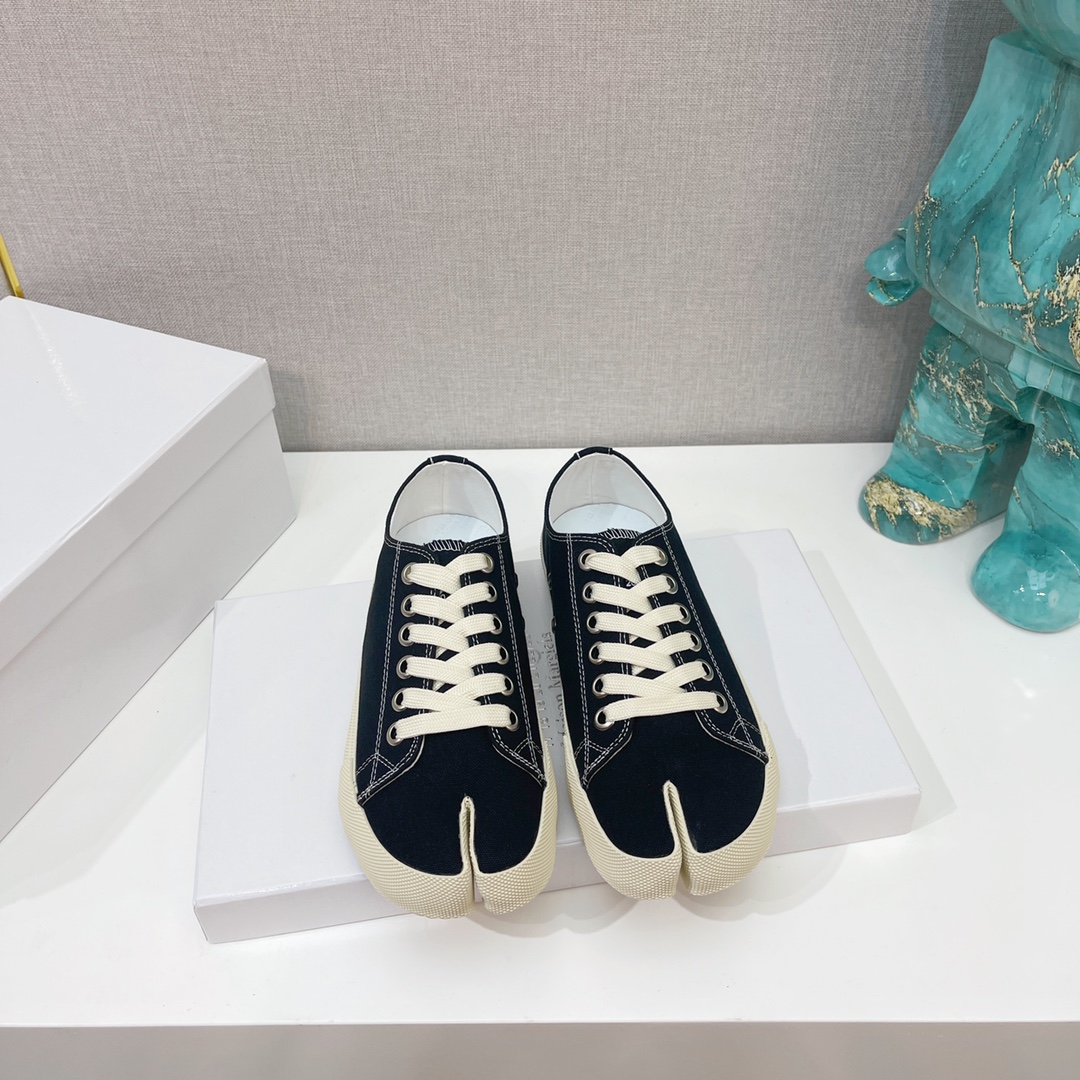 NO:694300,MaisonMargiela, classic style split-toe shoes. Comfortable on the feet, made of imported canvas, lining with water-dyed cowhide, outsole, original rubber sole, size: 35-40. (40 custom made, non-refundable, non-exchangeable) Comes with a full set of packaging and split-toe socks. Smooth ink splash style, split-toe shoes, masion margiela, cowhide19860909MaisonMargiela马丁·马吉拉,金典款分趾单鞋. 上脚舒适, 面料进口帆布 内里垫脚水染牛皮 大底原版橡胶底 码数；35-40. (40订做不退不换） 配全套包装和分趾袜. 光面泼墨款,分趾鞋,masion margiela,cowhide,Women's Shoes