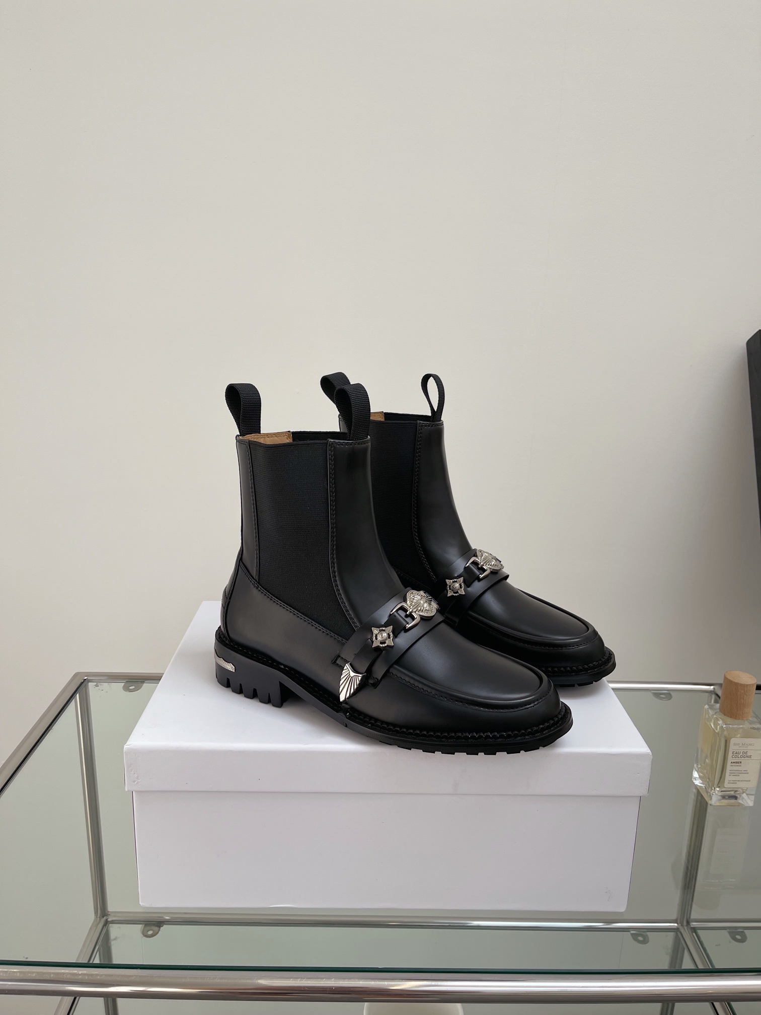 Unique Toga’ Leather Boots with Metal-Sensor Heel and Decorative Details - 图片 7