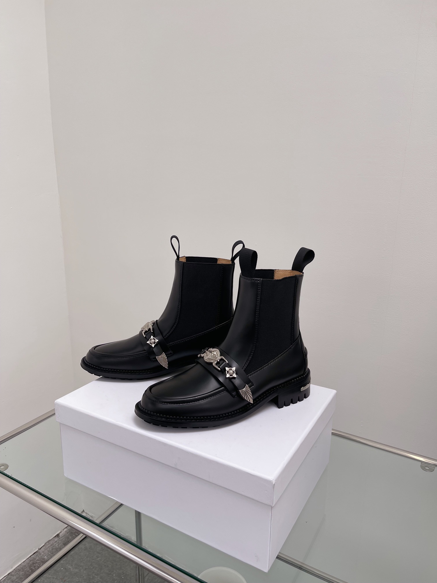 Unique Toga’ Leather Boots with Metal-Sensor Heel and Decorative Details - 图片 6