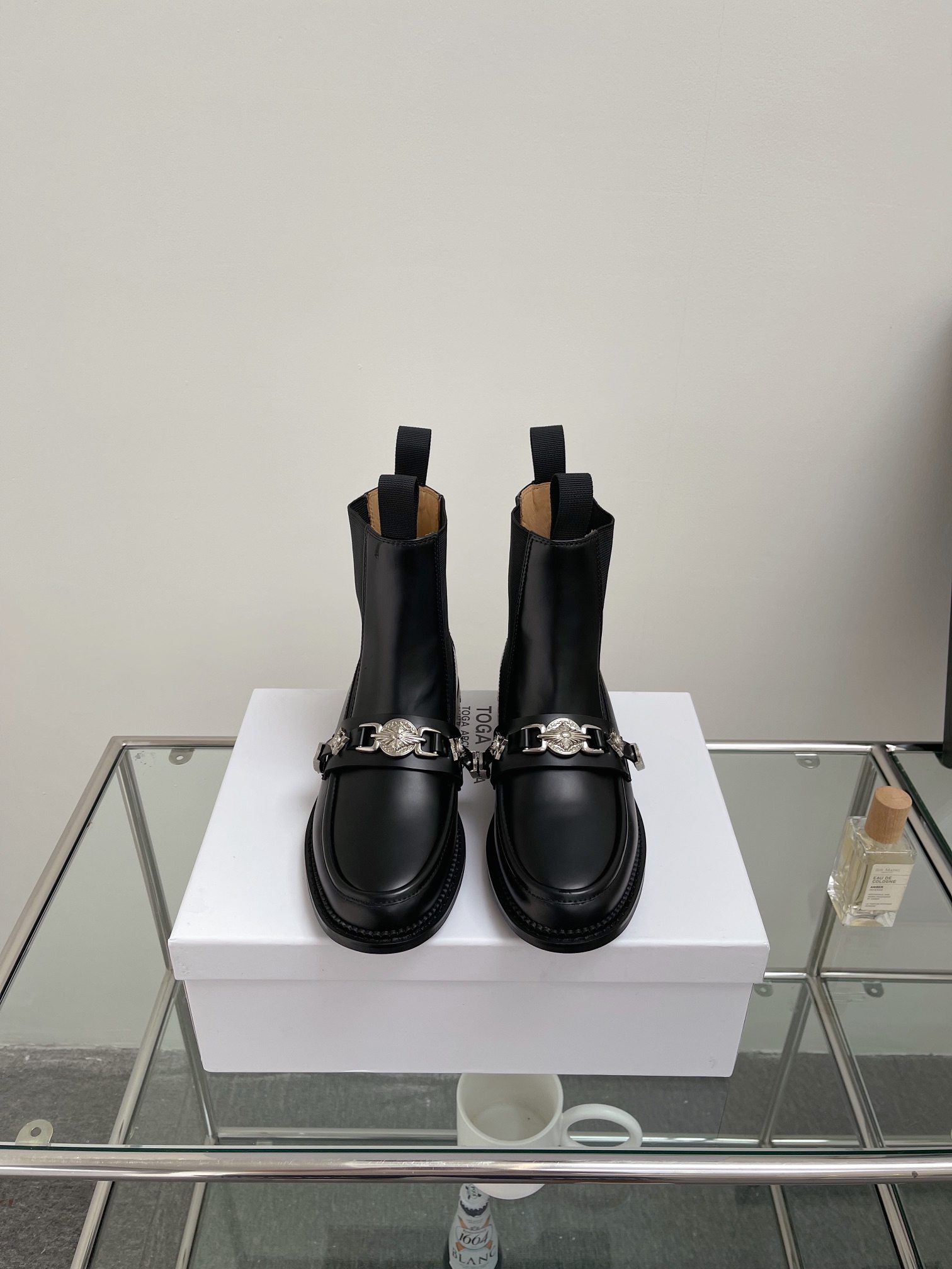 Unique Toga’ Leather Boots with Metal-Sensor Heel and Decorative Details - 图片 2
