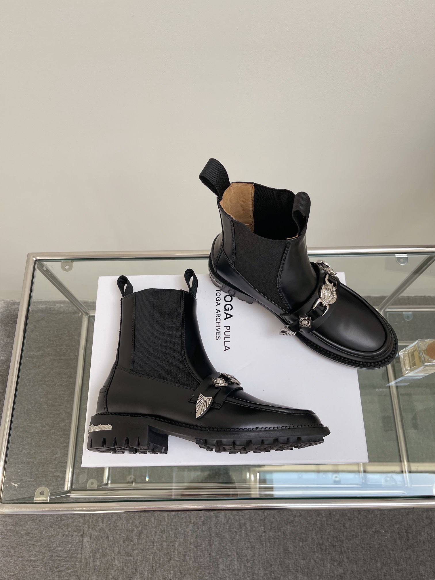 Unique Toga’ Leather Boots with Metal-Sensor Heel and Decorative Details - 图片 4