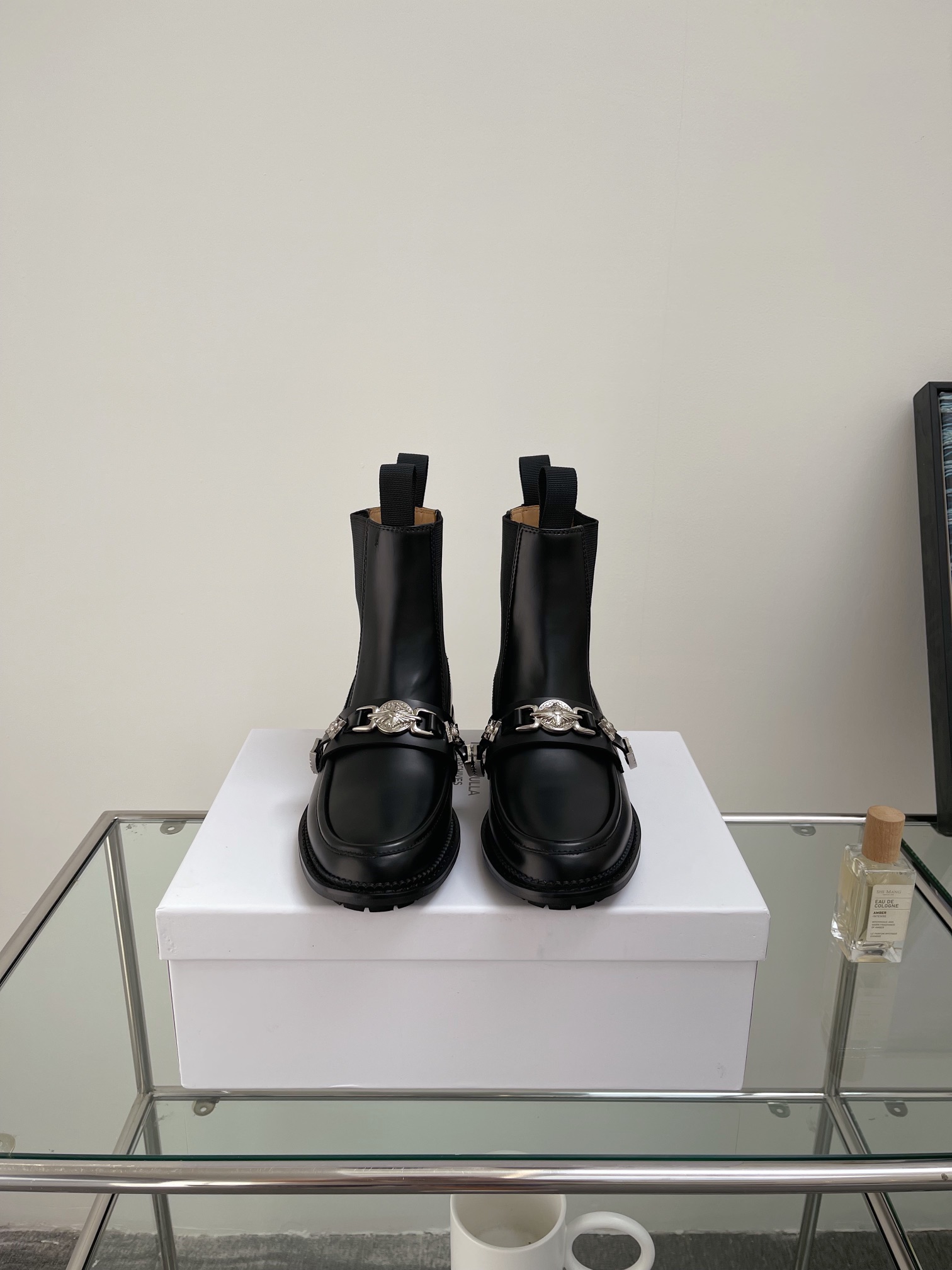Unique Toga’ Leather Boots with Metal-Sensor Heel and Decorative Details - 图片 3