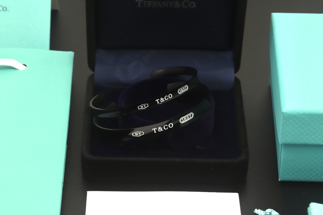 Tiffany & Co. 蒂芙尼Tiffany 钛金1837情侣同款手镯