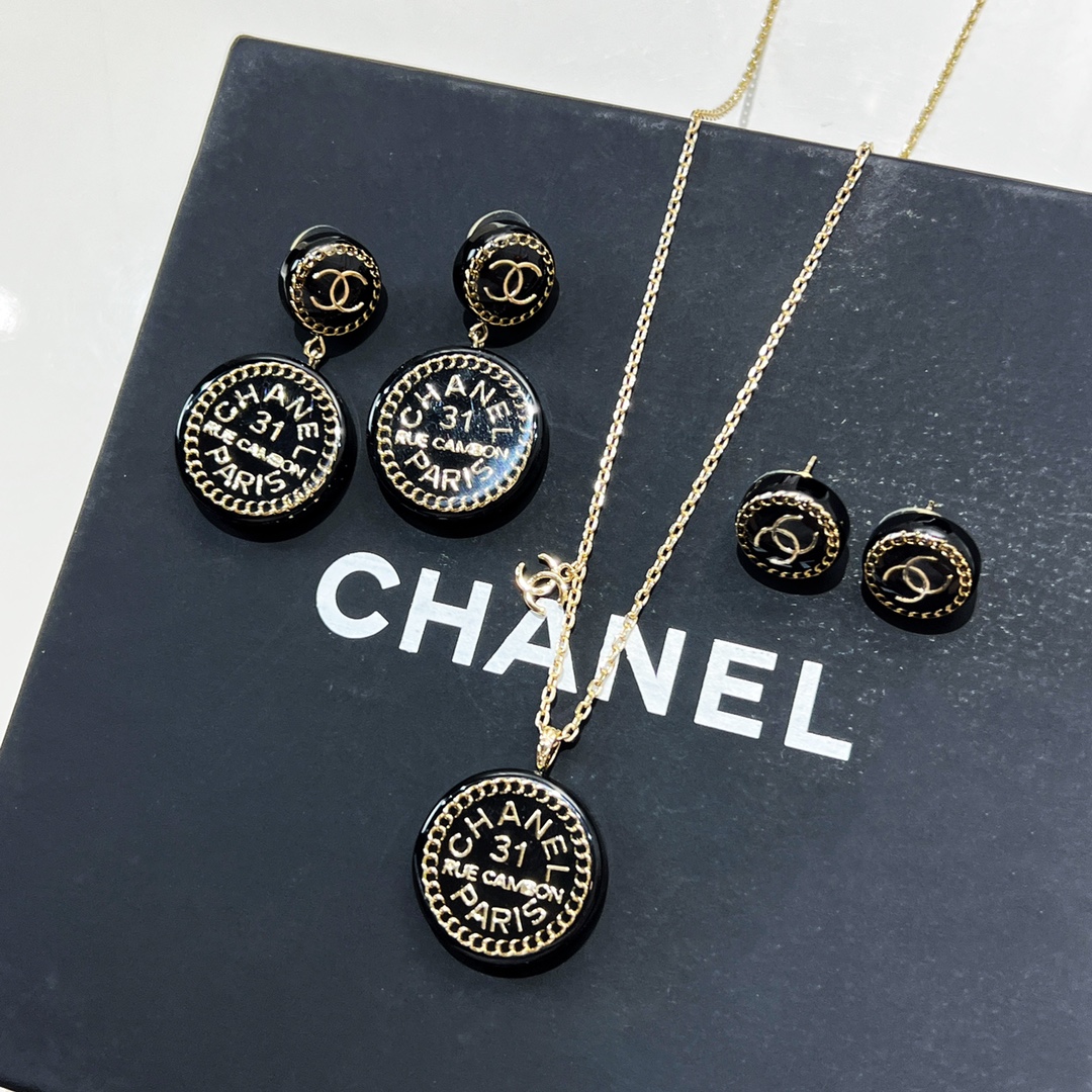 新款☑️CHANEL香奈儿双c圆形亚克力字母项链