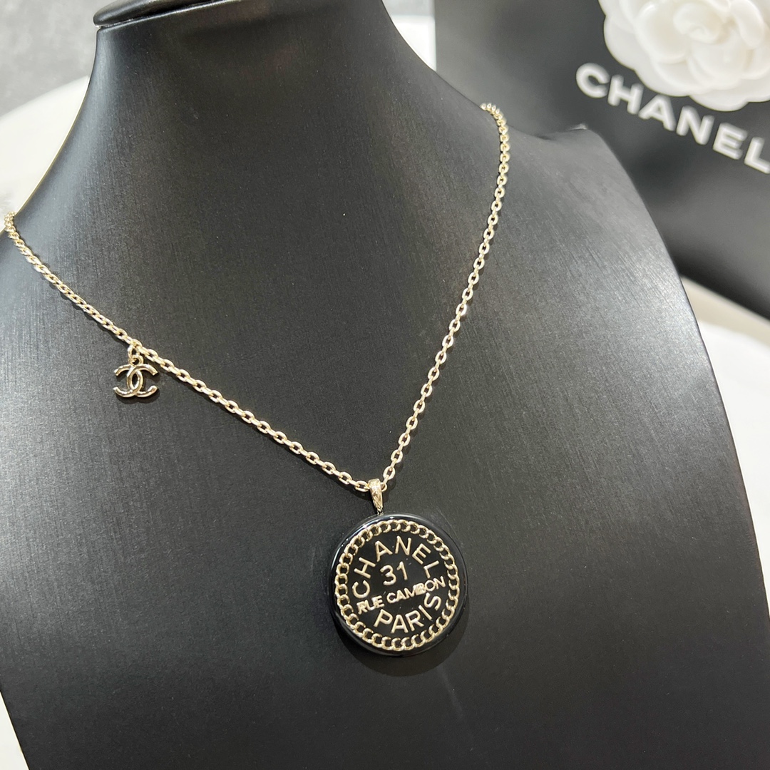 新款☑️CHANEL香奈儿双c圆形亚克力字母项链