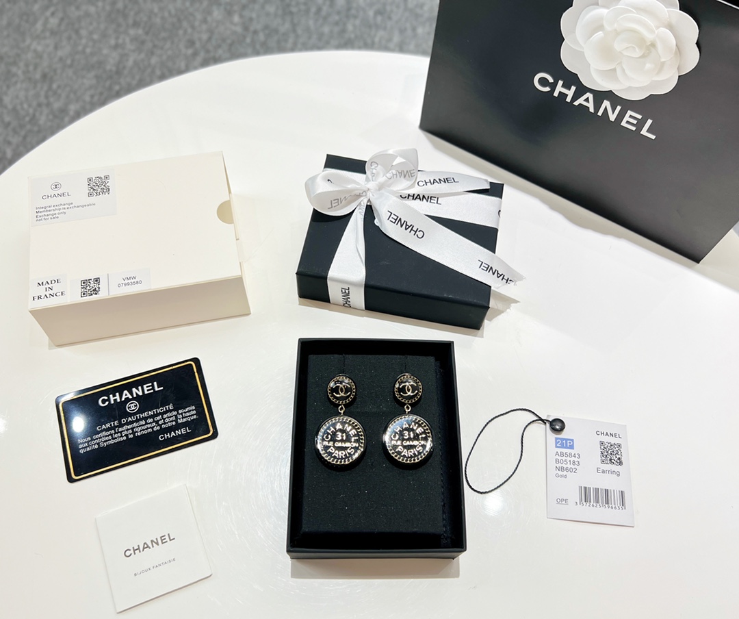 新款☑️CHANEL香奈儿双c圆形亚克力字母耳环耳钉